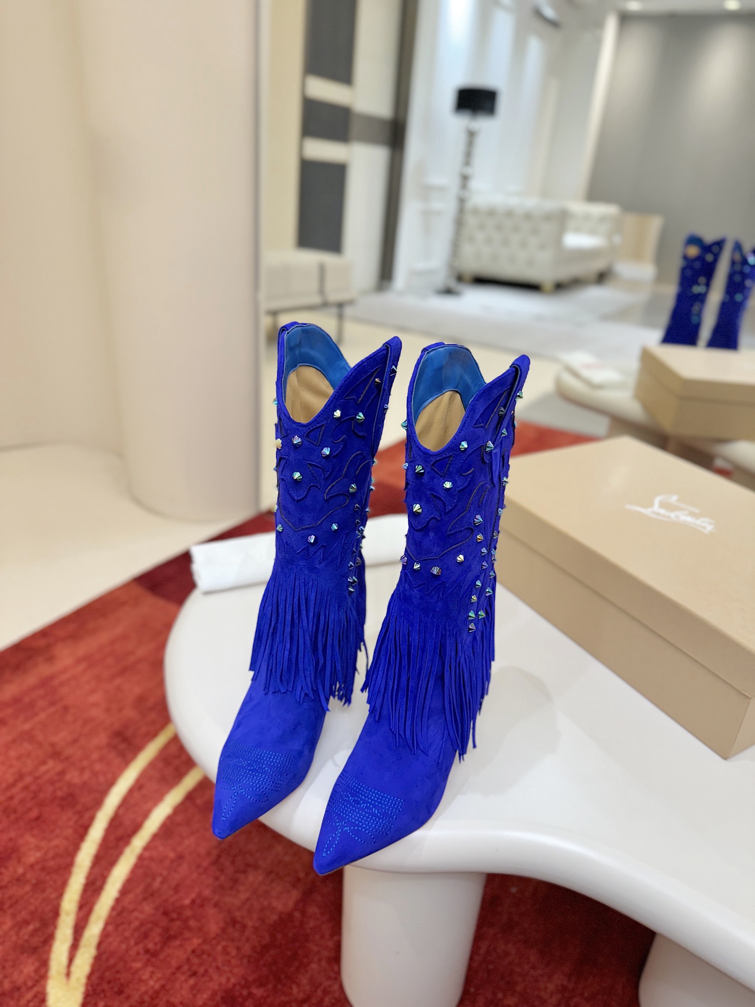 NO:647398,The Santia Fringe boots draw inspiration from cowboy boots, redesigning the interesting fusion of spikes and leather cuts, ending with waterfall-like tassels covering the ankle. This pair of boots has a long pointed toe and an 85mm stiletto heel. It is made of red sheepskin leather. The full series of high boots challenge upper 3D embroidery, hand-stitched, three-dimensional uppers, pure work of craftsmanship. Heel height 8.5cm  Size 35-43 (all sizes are custom-made and cannot be returned or exchanged, size 43 is 40) Color: red, blue, brown, black, boots, christian louboutin, boots, sheep19860909Santia Fringe靴子借鉴了牛仔靴的灵感,重新设计了尖刺和皮革切割的有趣融合,最后以瀑布般的流苏覆盖脚踝.这双靴子带有长长的尖趾和85毫米的细高跟跟.它由红色羊京皮制成. 全系列高靴挑战鞋面3D刺绣,手工缝制,立体鞋面,纯属工艺作品. 跟高8.5cm 码数35-43（所有码数均为定做不退不换,43码40） 颜色大红 蓝色 棕色 黑色,靴子,christian louboutin,boots,sheep,Women's Shoes