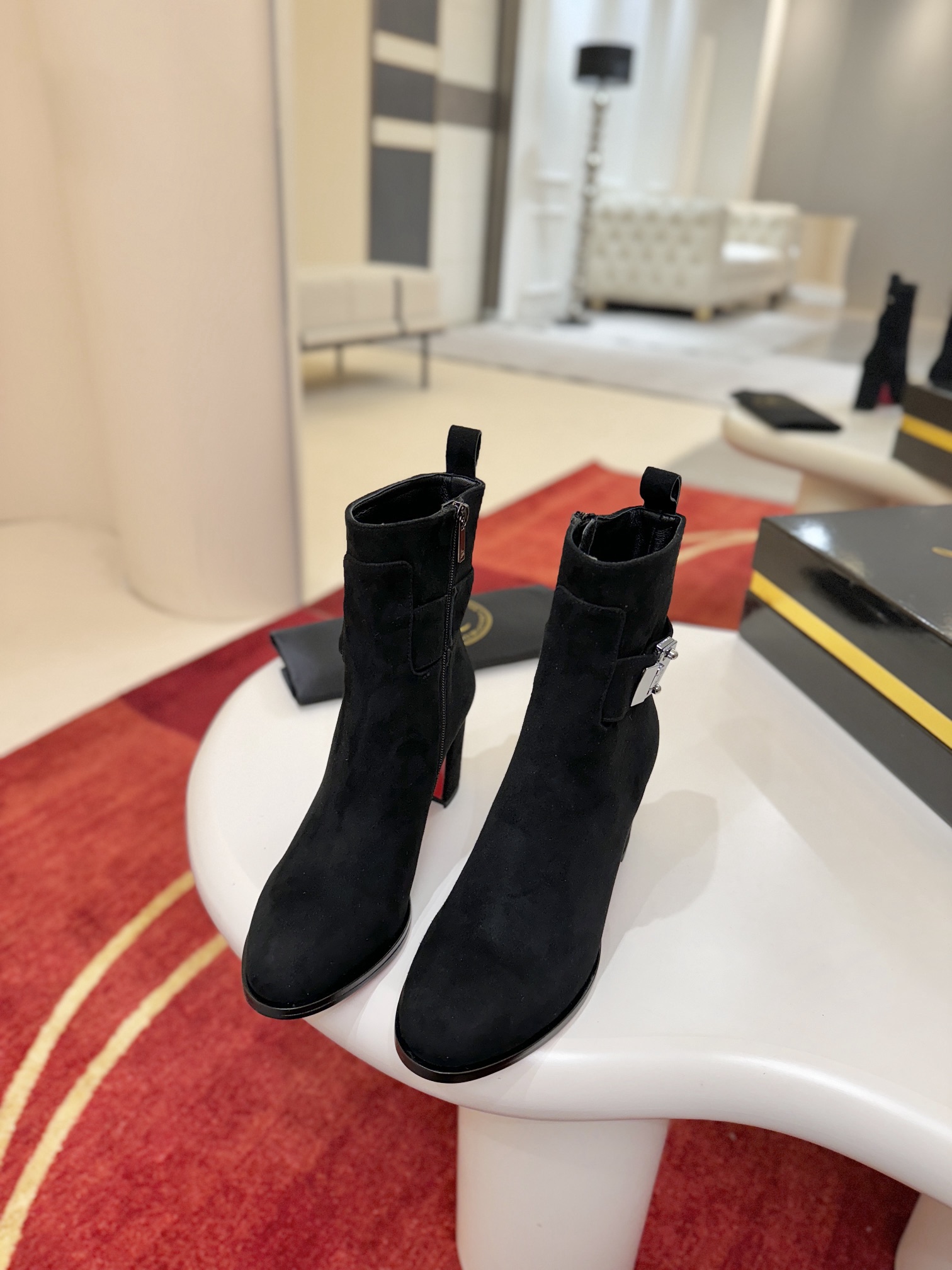 NO:578027,The premium* P Lock Booty is adorned with straps adorned with the signature monogrammed buckle, hinting at the designer's Egyptian inspiration. The boot features a 70mm heel and is crafted from black calfskin leather. The urban style features rounded toe and heel tabs adorned with Maison Christian Louboutin's signature nails. Size 35-42 (40.41.42. Made to Order No Returns/Exchanges) Color Black Calfskin  Heiyangjing (other colors are custom-made and cannot be returned or exchanged) Heel height 7cm, boots, christian louboutin, boots, high heels, cowhide, sheep19860909代*级* P Lock Booty靴子装饰着带子,带子上装饰着标志性的字母组合扣锁,暗示了设计师的埃及灵感.这款靴子采用70毫米的高跟鞋,由黑色小牛皮皮革制成.都市风格的特点是圆形的脚趾和鞋跟标签,装饰着Maison Christian Louboutin的标志性钉子. 码数35-42（40.41.42.定做不退不换） 颜色黑牛皮 黑羊京(其他颜色均为定做不退不换） 跟高7cm,靴子,christian louboutin,boots,high heels,cowhide,sheep,Women's Shoes