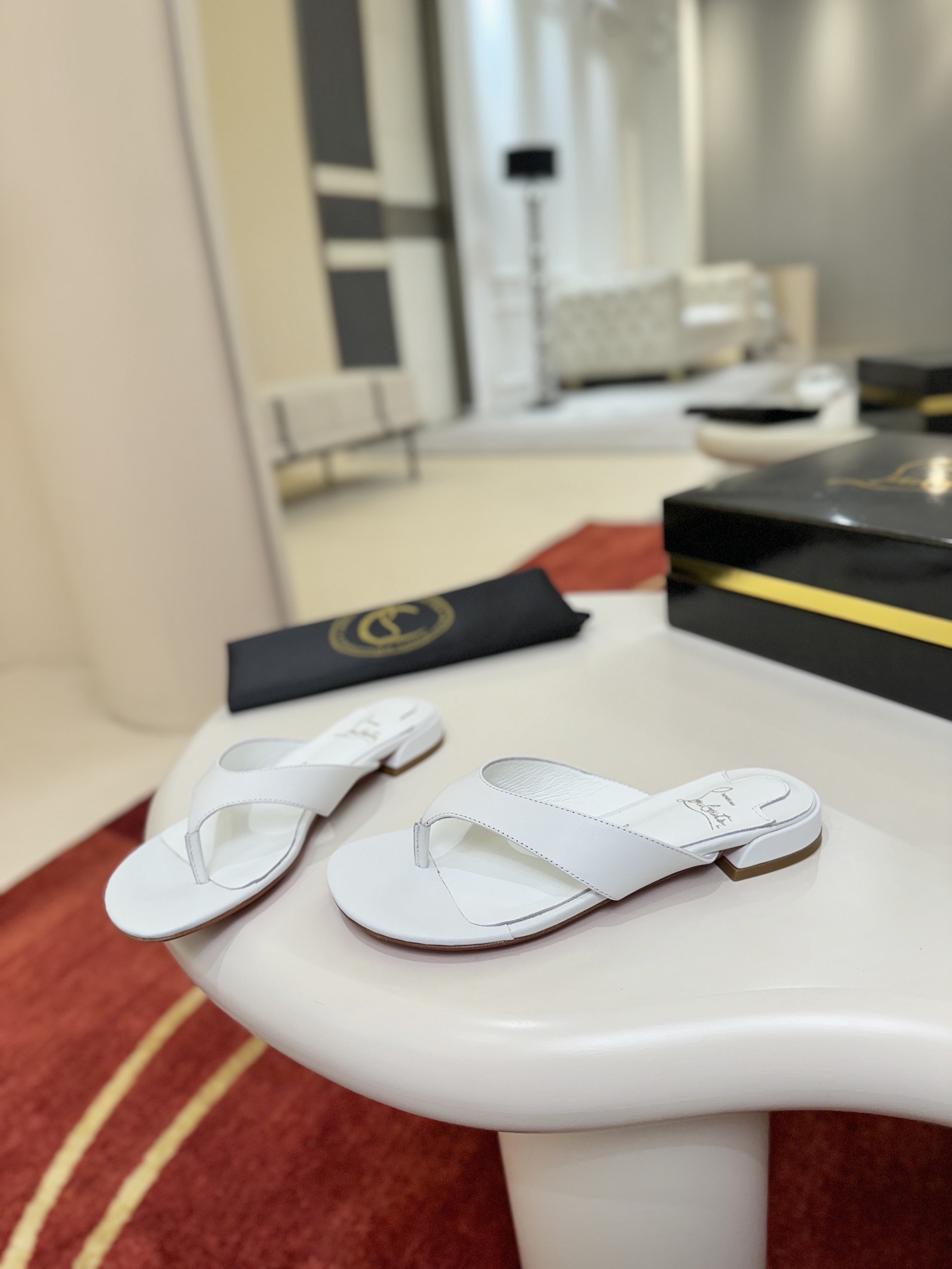 NO:647367,Flip-flops w. Janetonga thong features a striking square 55mm slant heel. Made from black wool nappa leather, this Maison Christian Louboutin sandal showcases a V-shaped strap that secures the foot delicately, offering a stylish and timeless design.  loudoutin,sandals,slippers19860909夹脚拖鞋w.  Janetonga 丁字裤具有引人注目的方形55毫米斜跟.这款Maison Christian Louboutin 凉鞋由黑色羊毛纳帕皮革制成,展示了V形带,精致地固定脚部,提供时尚且永恒的设计. size34码-42码（34.40.41.42.定做不退不换） 跟高5.5cm 颜色黑 白,分趾鞋,christian louboutin,sandals,slippers,Women's Shoes