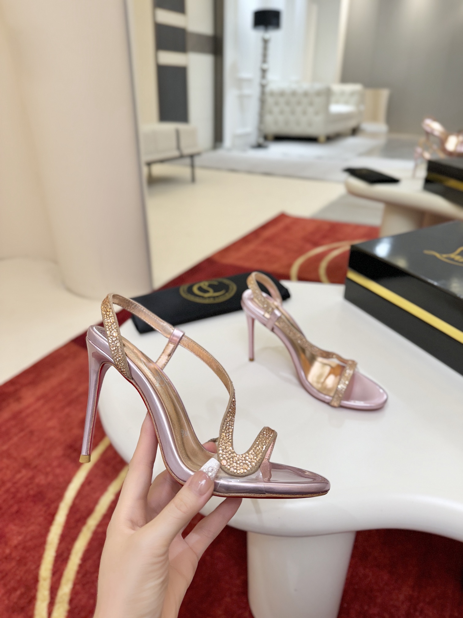 NO:647393,(S sandals with diamonds) New spring and summer series debut, creative and bold shoe designs show avant-garde attitude and refresh urban style. Sizes 34-43 (34.40.41.42.43 is custom-made, non-returnable, non-exchangeable, size 43 is 10) Heel height 10CM Color Champagne gold, high-heeled sandals, sandals, high heels19860909（S带钻凉鞋） 春夏系列新品登场,创意大胆的鞋履设计尽显前卫态度,焕新都市造型. size34码-43码（34.40.41.42.43定做不退不换,43码10） 跟高10CM 颜色 香槟金,高跟鞋凉鞋,sandals,high heels,Women's Shoes