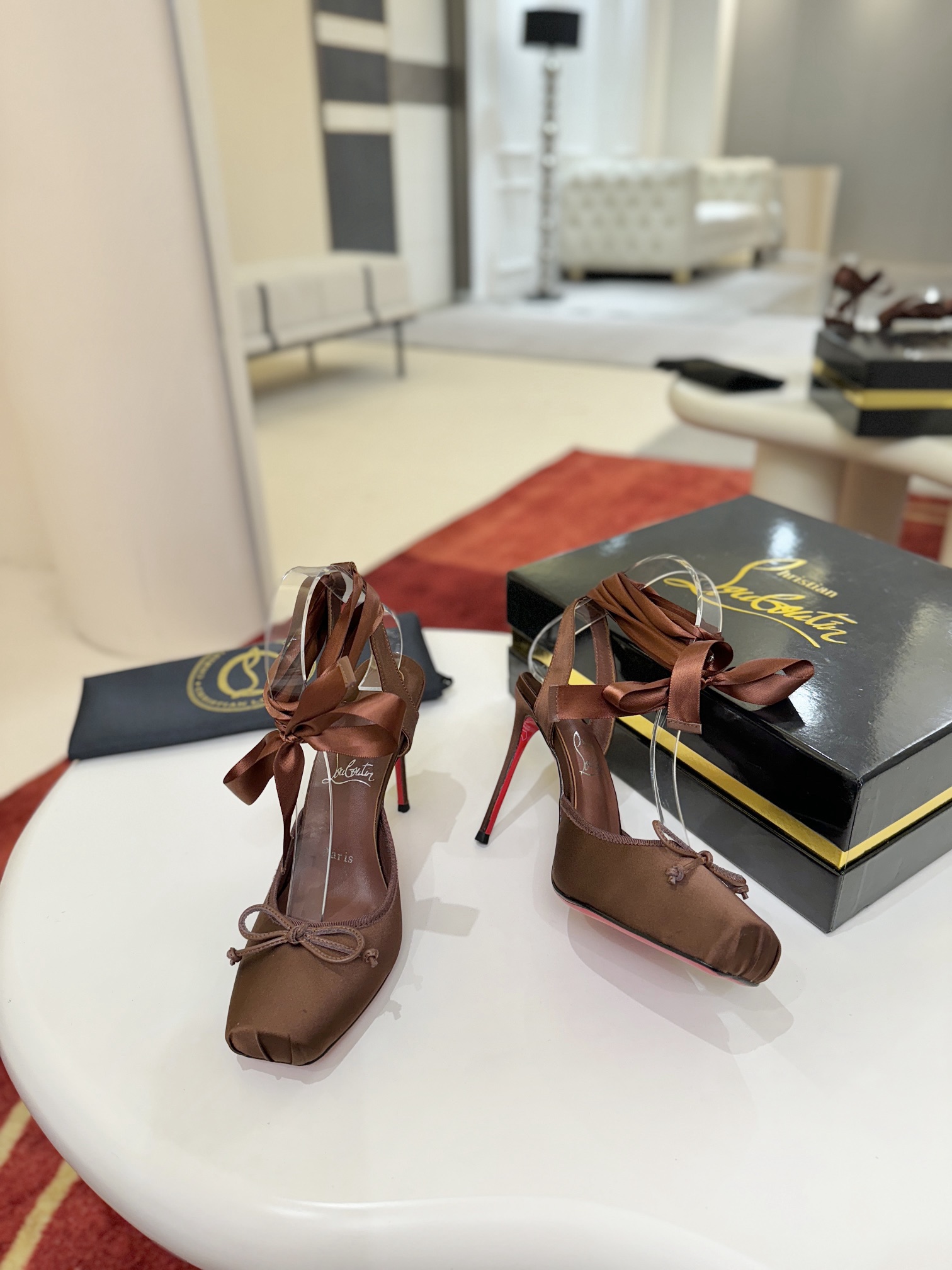 NO:647380,Ballet Shoes w. Cassia Lace Up pumps are a testament to Christian Louboutin's 'talent', they have a square toe. Inspired by ballet shoes, they are made entirely of black satin. Decorated by Grosgrain, it rides on a 100 mm heel and is tied around the ankle with a ribbon. size 35 - 43 (40.41.  Outsole Genuine leather outsole Heel height 10cm, high heels sandals, christian louboutin, sandals, high heels, silk fabric, Leather soles19860909芭蕾舞鞋w.  Cassia Lace Up高跟鞋是克里斯蒂安·卢布托（Christian Louboutin）“天赋”的证明,它有一个方形脚趾.灵感来自芭蕾舞鞋,它们完全由黑色绸缎制成.通过格罗斯格兰装饰,它搭载在100毫米的高跟鞋跟上,并用缎带系在脚踝上. size35码-43码（40.41.42.43.定做不退不换.43.码10） 颜色黑 杏 印花 大底真皮大底 跟高10cm,高跟鞋凉鞋,christian louboutin,sandals,high heels,silk fabric,Leather soles,Women's Shoes