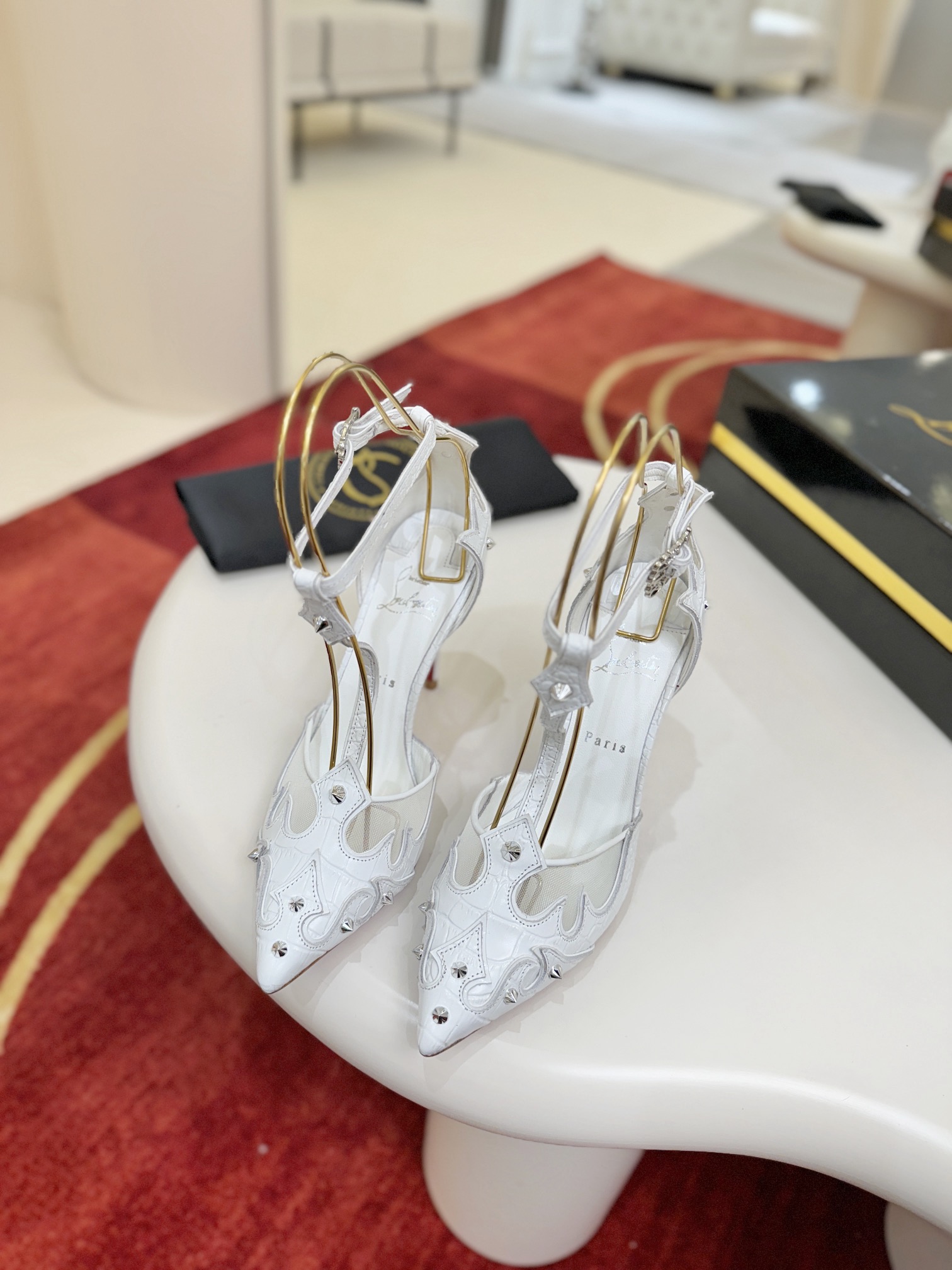 NO:646480,Stone Pattern Patchwork (Sandal) w. Teetiag is a creative piece inspired by the Western world. It has an elegant pointed toe, mounted on a 10mm heel. Its intricate lines embody transparency, combining crocodile-embossed black calfskin, mesh and cowhide. It also comes with a padded insole and metal studs, signature details of Maison Christian Louboutin. sizes 34-42 (34.40.41.42. Customized, non-refundable)  Heel height 10cm, color black white red, high heels, christian louboutin, sandals, high heels, cowhide19860909石头纹拼网（凉鞋）w.  Teetiag是一款受西方世界启发的创意作品.它有一个优雅的尖脚趾,搭载在毫米的高跟鞋跟上.其复杂的线条体现了透明度,结合了鳄鱼压纹的黑色小牛皮、网眼和牛皮绒.它还配备了软垫鞋垫和金属钉,这是Maison Christian Louboutin的标志性细节. size34码-42码（34.40.41.42.定做不退不换） 跟高10cm 颜色黑 白 红,高跟鞋,christian louboutin,sandals,high heels,cowhide,Women's Shoes