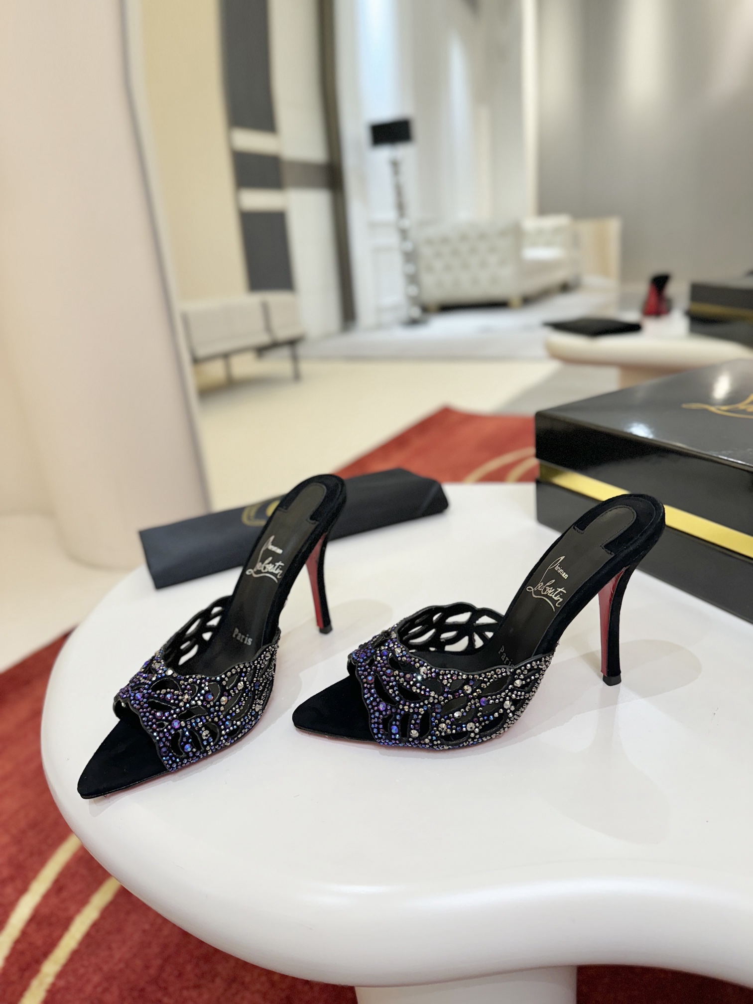 NO:647354,Hollow Full Diamond Slides w. This Maison Christian Louboutin shoe features a 20mm heel, is made from Fever Red Shearling, and features a padded insole. Capturing light with every step, the shoe is adorned with numerous 1, sparkling red gemstones of varying sizes, some placed by hand to create a beautiful subtle faded effect. The handcrafted open design showcases the elegance of the foot.  Size 35-43 (40.41.42. Customized, non-returnable, non-exchangeable, 43 size 40) Heel height 10cm (8.5cm can be customized) Color red black, high heels slippers, christian louboutin, high heels, slippers, sheep19860909镂空满钻拖鞋w.  这款 Maison Christian Louboutin 鞋采用 毫米的高跟鞋跟,由 Fever 红色羊京制成,并配有软垫鞋垫.每走一步都能捕捉光线,这款鞋子装饰了无数 1, 个不同大小的闪闪发光的红色宝石,有些是手工放置的,以创造出美丽微妙的淡化效果.手工制作的开放式设计展现了脚部优雅. size35码-43码（40.41.42.定做不退不换,43码40） 跟高10cm（8.5cm可以定做） 颜色红 黑,高跟鞋拖鞋,christian louboutin,high heels,slippers,sheep,Women's Shoes