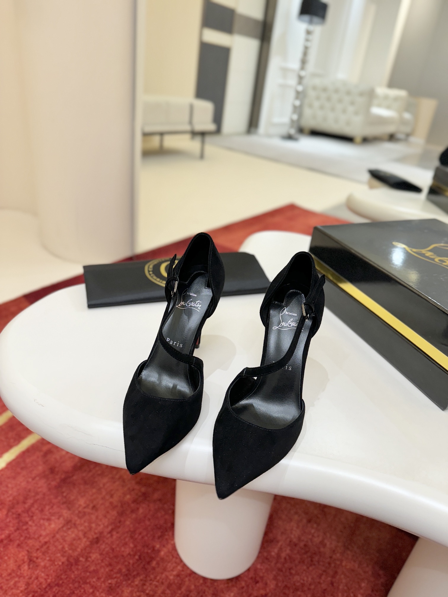 NO:646483,Side strap shoes w. Maison Christian Louboutin This shoe features a mm stiletto heel, revealing the signature Loubi red sole, made from Fever red sheepskin. The shoe has an elegant strip with an asymmetrical strap trim and also features a padded insole. The shoe features a new 'eternal' red sole. Sizes 34-44  Heel height 10cm, color red and black, high heels, christian louboutin, high heels, sheep19860909侧带单鞋w.  Maison Christian Louboutin 这款鞋采用 毫米细高跟鞋跟,露出标志性的 Loubi红色鞋底,由 Fever 红色羊京制成.这双鞋有一个优雅的脱衣与一个不对称的皮带修剪,也具有一个填充鞋垫.这款鞋采用了全新“永恒”红色的鞋底. size34码-44码（34.40.41.42.定做不退不换,43.44码40） 跟高10cm 颜色红 黑,高跟鞋,christian louboutin,high heels,sheep,Women's Shoes