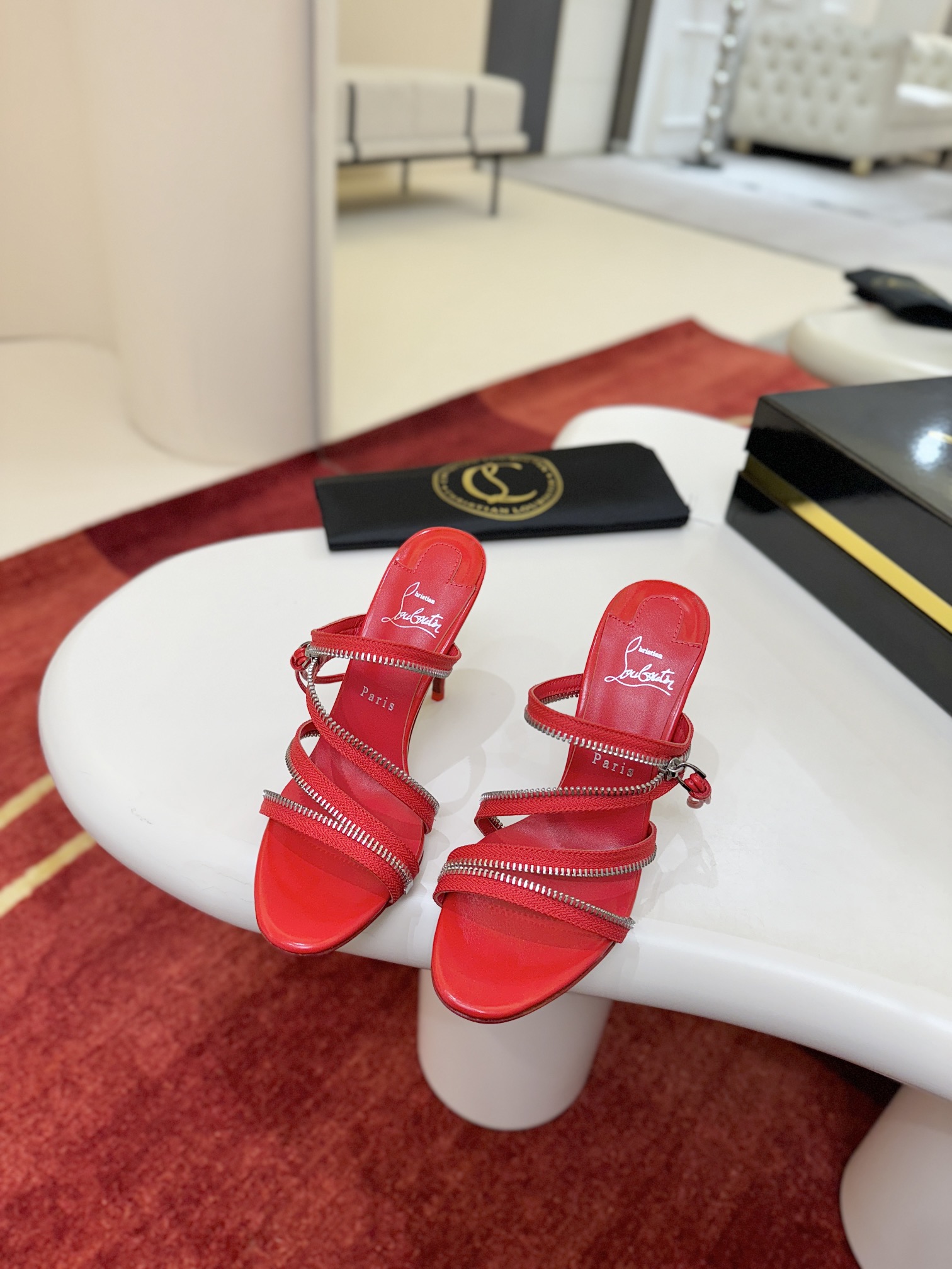 NO:646486,Zip Slider w. The zipper has been part of Maison Christian Louboutin's DNA since 2001, a hallmark of bold sophistication. The Merylzip sandal features a faux zipper as a strap and features a padded insole that dramatically opens up to the foot. This model is made from shiny Loubi Red calfskin, features a tonal lining, has a 2mm heel and signature Loubi Red sole.  Size 35-44 (40.41.42. Customized, non-refundable, 43.44, size 40) Heel height 10cm Color red black, high heels, christian louboutin, sandals, high heels, slippers, cowhide19860909拉链拖鞋w.  自2001年以来,拉链一直是Maison Christian Louboutin DNA的一部分,是大胆精致的标志.Merylzip凉鞋通过人造拉链作为带子,并配有软垫鞋垫,戏剧性地揭开了脚部.这款型号由闪亮的Loubi红色小牛皮制成,配有色调内衬,具有毫米的高跟鞋跟和标志性的Loubi红色鞋底. size35码-44码（40.41.42.定做不退不换,43.44码40） 跟高10cm 颜色红 黑,高跟鞋,christian louboutin,sandals,high heels,slippers,cowhide,Women's Shoes