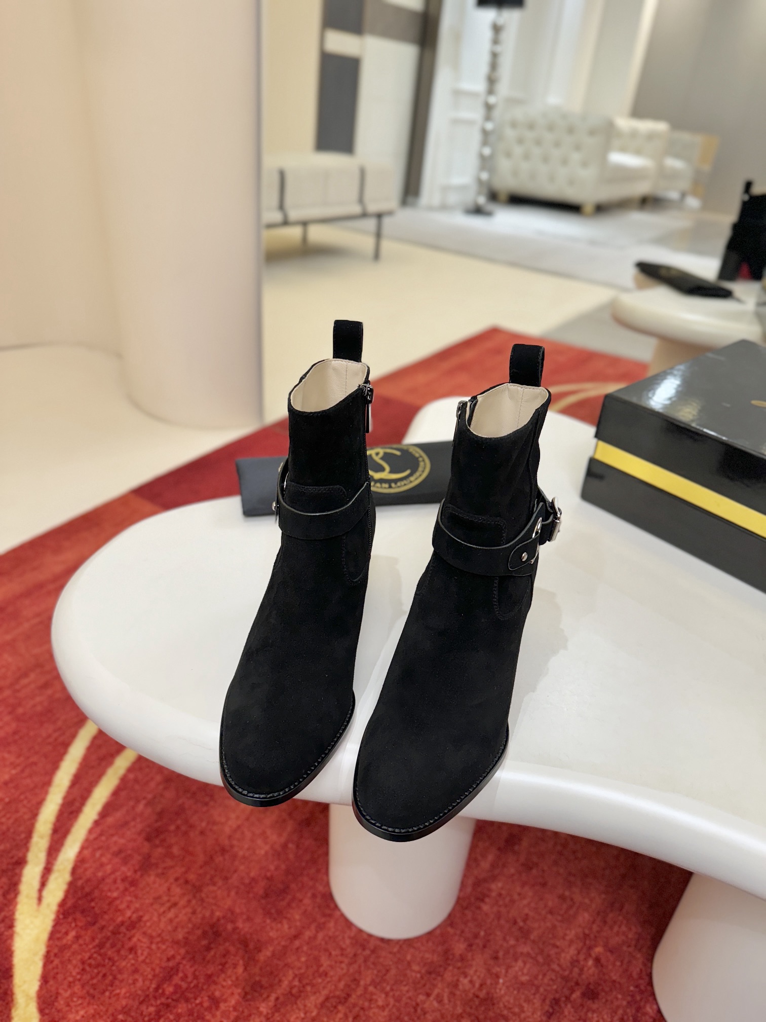 NO:669115,Logo buckle booties w. Dianouchette ankle boots with a contemporary style. Made of black calfskin, these shoes have a heel height of 70 mm, a lace-up design at the back and an internal zipper. They feature silver-plated buckles on the sides and are decorated with the CL monogram, a signature detail of Maison Christian Louboutin. sizes 35-42 (40.41.42. Customized, non-refundable, size 43, size 40)  Heel height 7cm, color black brown, boots, christian louboutin, boots, cowhide19860909Logo扣短靴w.  Dianouchette 踝靴具有现代风格.此款鞋采用黑色小牛皮制成,鞋跟高度为 70 毫米,鞋背后部配有系带设计,内部设有拉链.其特色在于侧边配有镀银搭扣,并饰有 CL 字母图案,这是 Maison Christian Louboutin 的标志性细节. size35码-42码（40.41.42.定做不退不换,43码40） 跟高7cm 颜色黑 棕,靴子,christian louboutin,boots,cowhide,Women's Shoes