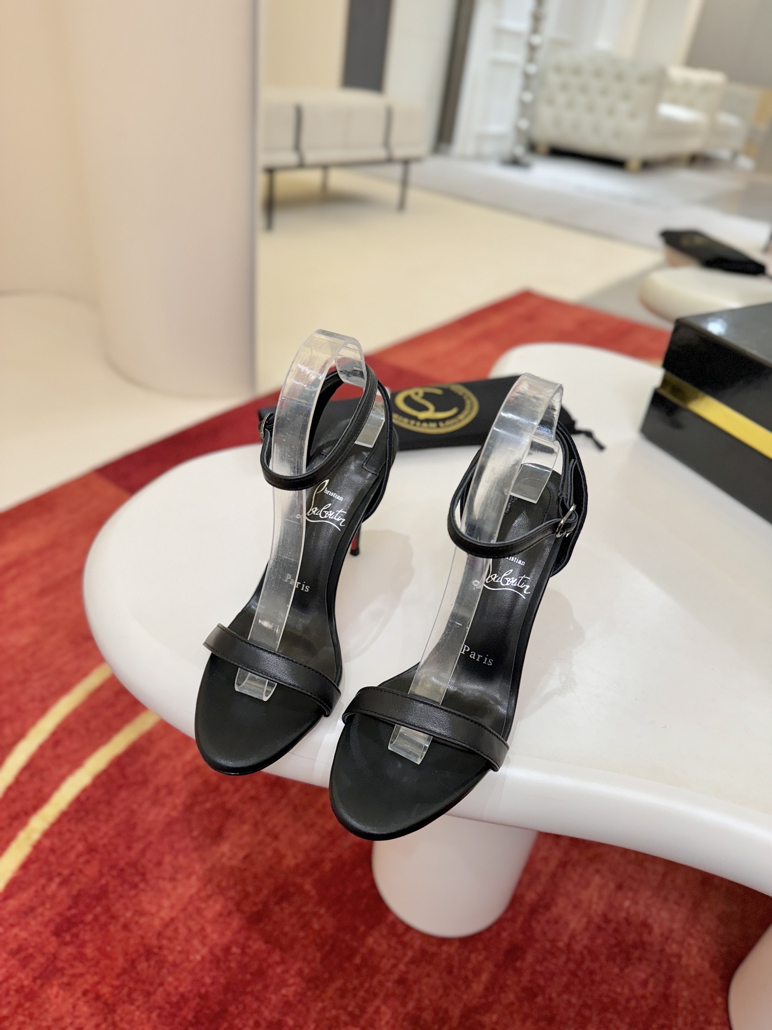 NO:723480,Strap Sandal w. Embody femininity in Loubigirl, a reinterpretation of one of the brand's most iconic sandals, the Loubi Queen, inspired by the pin-ups of the 1950s. For the SS21 collection, Christian has reinvented this classic. The delicate ankle strap rocks on a 100mm wrapped stiletto heel, while an asymmetrical front strap sits atop a wearable flat sole.  size 34-43 (34.40.41.42.43. Customized, non-refundable and non-exchangeable. 43 size 10) Heel height 10CM, color black, nude, high heels, christian louboutin, sandals, high heels19860909一字带凉鞋w.  在 Loubigirl 中展现女性魅力,重新诠释品牌最具标志性的凉鞋之一 Loubi Queen,其灵感来自 1950 年代的性感女郎.在 SS21 系列中,Christian 用重新设计了这一经典.精致的踝带在 100 毫米包裹的细高跟上摇晃,而不对称的前带则位于可穿戴的平底之上. size34码-43码（34.40.41.42.43.定做不退不换.43码10） 跟高10CM 颜色黑、裸、,高跟鞋,christian louboutin,sandals,high heels,Women's Shoes