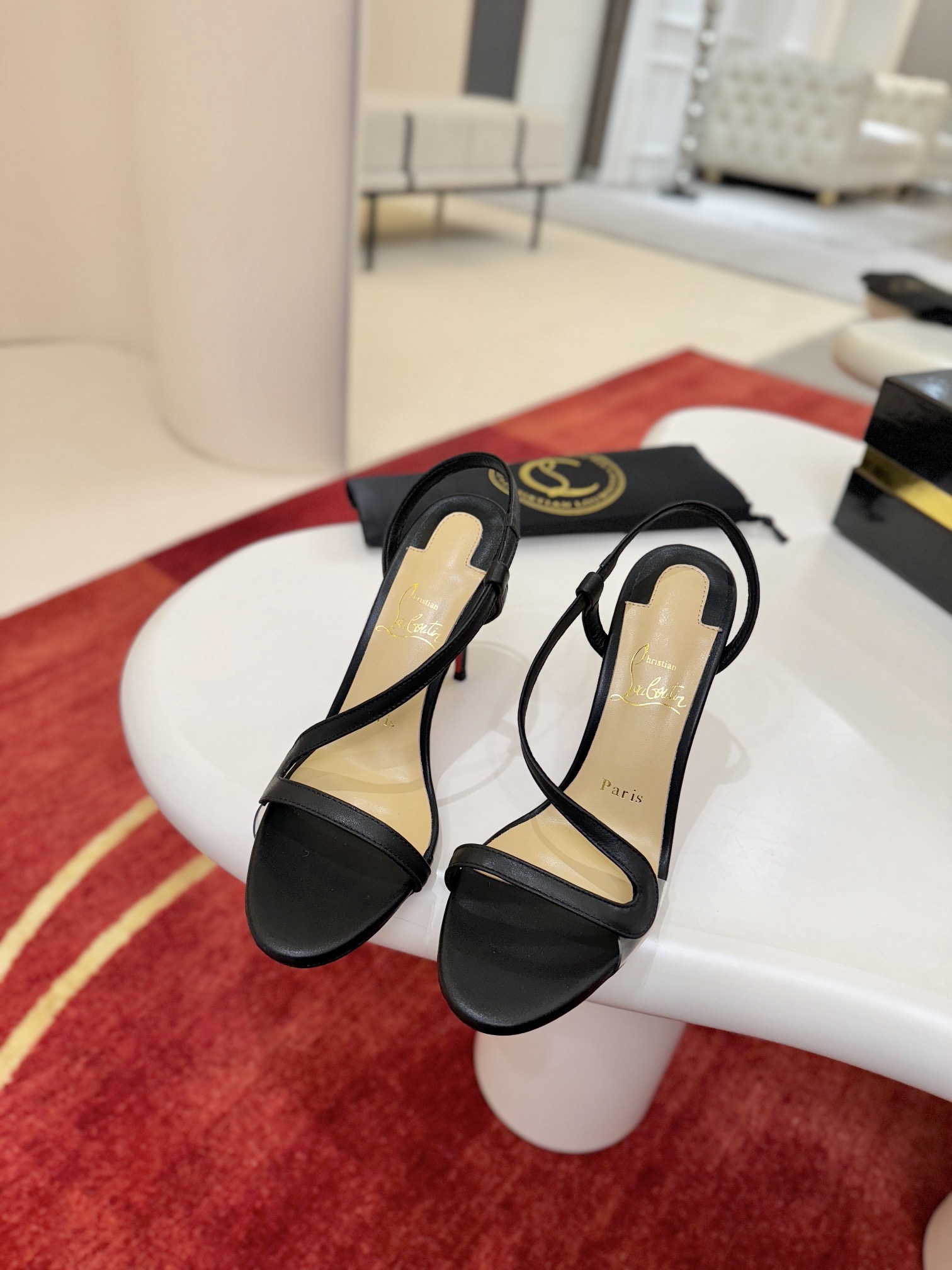 NO:723470,(S sandals with glossy panels) New spring and summer series debut, creative and bold shoe designs show avant-garde attitude and refresh urban style. Sizes 34-43 (34.40.41.42.43 are custom-made, non-returnable and non-exchangeable, size 43 is 20) Heel height 10cm-8.5cm (8.5cm custom-made, non-refundable and non-exchangeable) Color: black, nude, high heels, sandals, high heels19860909（S带光板凉鞋） 春夏系列新品登场,创意大胆的鞋履设计尽显前卫态度,焕新都市造型. size34码-43码（34.40.41.42.43定做不退不换,43码20） 跟高10cm-8.5cm（8.5cm定做不退不换） 颜色 黑 裸,高跟鞋,sandals,high heels,Women's Shoes