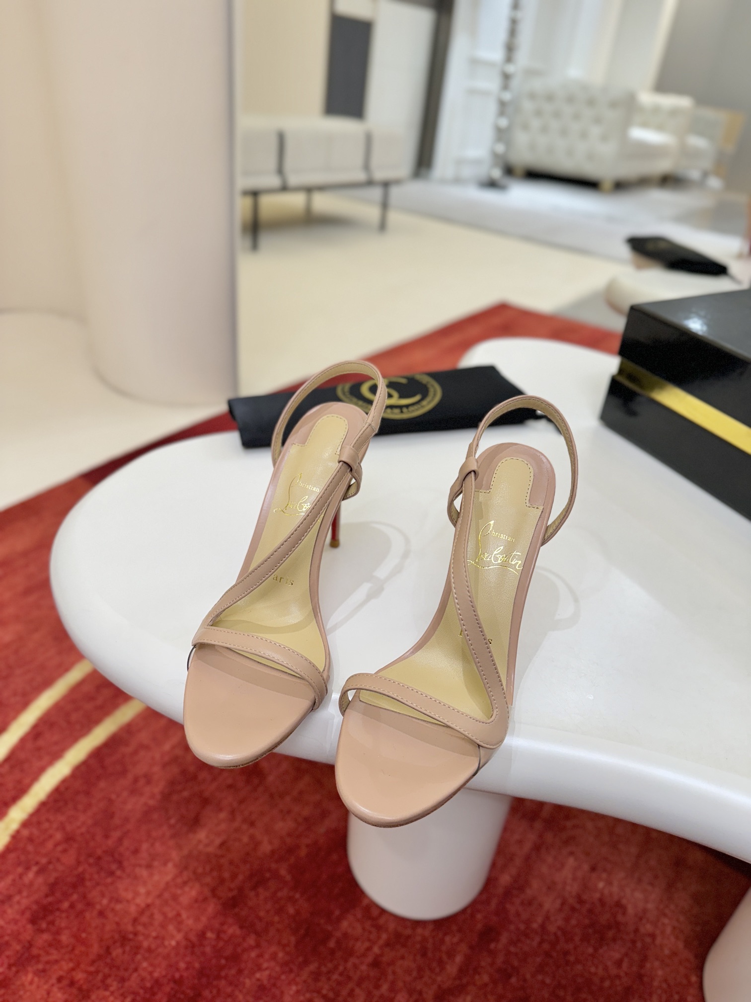 NO:723509,(S sandals with glossy panels) New spring and summer series debut, creative and bold shoe designs show an avant-garde attitude and renew urban styling. Sizes 34-43 (34.40.41.42.43 are custom-made, non-returnable and non-exchangeable, size 43 is 20) Heel height 10cm-8.5cm-6.5cm (8.5cm custom-made, non-refundable and non-exchangeable) Color Black Naked, high heels, sandals, high heels19860909（S带光板凉鞋） 春夏系列新品登场,创意大胆的鞋履设计尽显前卫态度,焕新都市造型. size34码-43码（34.40.41.42.43定做不退不换,43码20） 跟高10cm-8.5cm-6.5cm（8.5cm定做不退不换） 颜色 黑 裸,高跟鞋,sandals,high heels,Women's Shoes