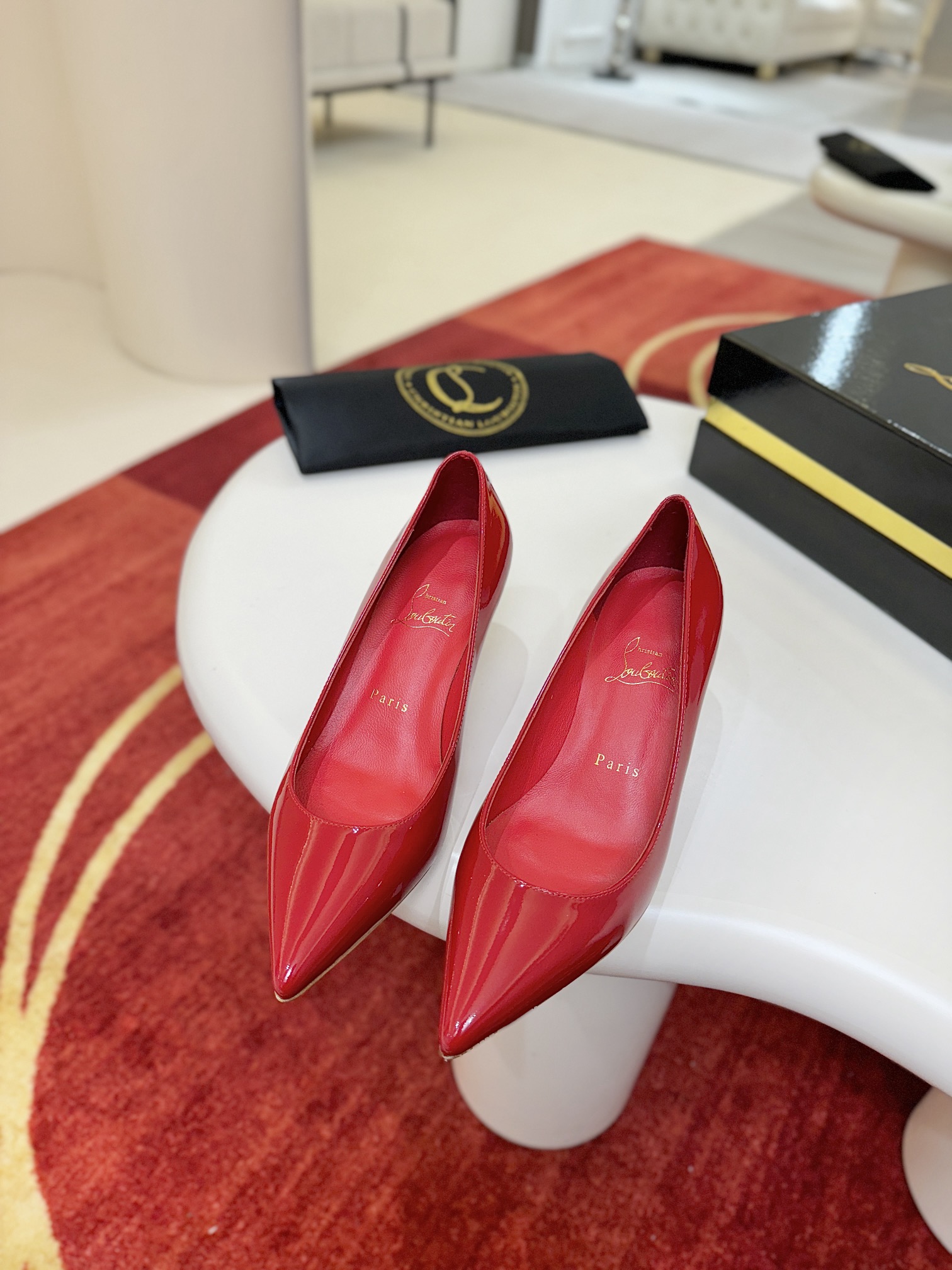 NO:723497,Patent leather shoes (classic) w. (custom-made, non-returnable and non-exchangeable) Classic KATE series 10 cm high heels, shiny patent leather brings bright luster, 10 cm heel height challenges cool style. Sparkling and charming red bottom, expressing the romance of Champs Elysees!  size34-44 (43.44 size 10) Heel height 12cm.10cm.8.5cm.6.5cm. Flat bottom (12cm20) Color red, high heels, christian louboutin, high heels19860909漆皮单鞋（经典款）w.（定做不退不换） 经典KATE系列10厘米高跟鞋,亮面漆皮带来明亮光泽,10厘米跟高挑战冷艳风格.闪耀魅惑红底,抒写香榭浪漫！ size34码-44码（43.44码10） 跟高12cm.10cm.8.5cm.6.5cm.平底（12cm20） 颜色红,高跟鞋,christian louboutin,high heels,Women's Shoes