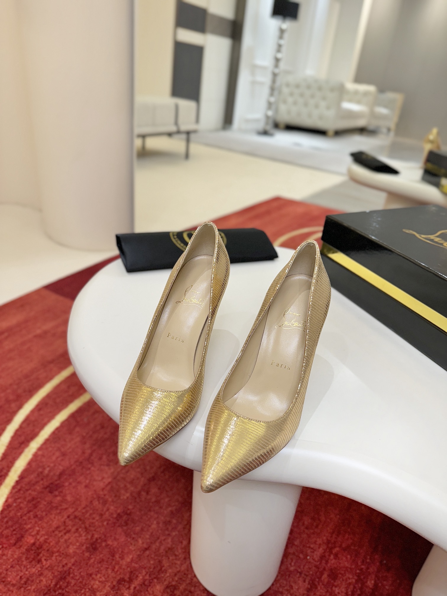 NO:723501,Lizard pattern shoes w. (Customized, non-returnable and non-exchangeable) Classic KATE series 10cm high heels, glossy patent leather brings bright luster, 10cm heel height challenges cool style. Sparkling and charming red bottom, expresses the romance of Champs Elysees!  Size 34-44 (43.44 size 10) Heel height 12cm. 10cm. 8.5cm. 6.5cm. Flat bottom (12cm 20) Color gold silver, high heels, christian louboutin, high heels19860909蜥蜴纹单鞋w.（定做不退不换） 经典KATE系列10厘米高跟鞋,亮面漆皮带来明亮光泽,10厘米跟高挑战冷艳风格.闪耀魅惑红底,抒写香榭浪漫！ size34码-44码（43.44码10） 跟高12cm.10cm.8.5cm.6.5cm.平底（12cm20） 颜色金 银,高跟鞋,christian louboutin,high heels,Women's Shoes