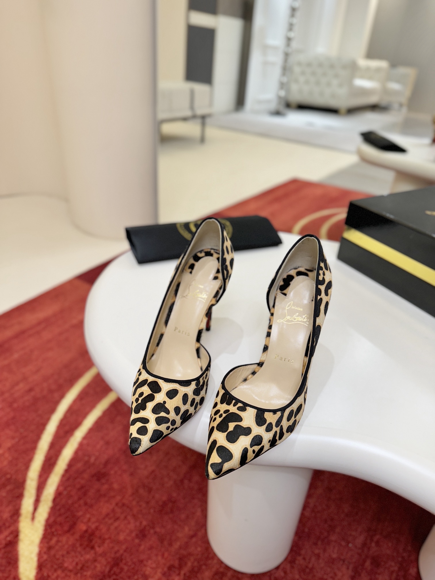 NO:723505,Shoes with side hollows w. (Customized, non-refundable and non-exchangeable) Classic KATE series 10 cm high heels, 10 cm heel height challenges the glamorous style. The sparkling red bottom expresses the romance of the Champs Elysees!  size34-44 (43.44 size 10) Heel height 12cm.10cm.8.5cm.6.5cm (12cm20) Color leopard print, high heels, christian louboutin, high heels19860909侧空单鞋w.（定做不退不换） 经典KATE系列10厘米高跟鞋,10厘米跟高挑战冷艳风格.闪耀魅惑红底,抒写香榭浪漫！ size34码-44码（43.44码10） 跟高12cm.10cm.8.5cm.6.5cm（12cm20） 颜色豹纹,高跟鞋,christian louboutin,high heels,Women's Shoes