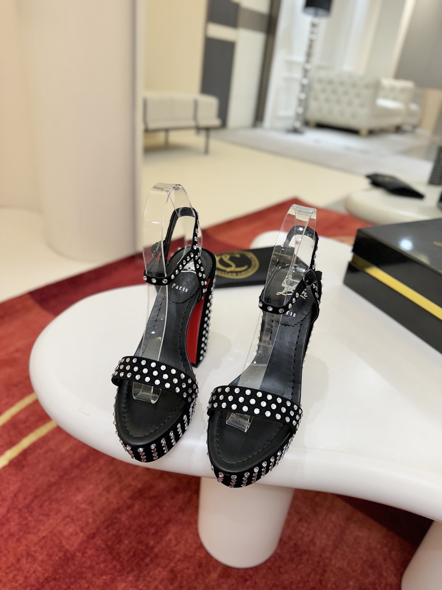 NO:723507,·Dashuitai (sandals) w. (customized, non-returnable and non-exchangeable) Sandaloo sandals open the toes and elegantly expose the feet. This platform sandal designed by Maison Christian Louboutin has a slim ankle strap and is equipped with a 130mm square heel. It is entirely made of black glossy calfskin. size 34-42 Heel height 13cm Color black, high heels, christian louboutin, sandals, high heels, cowhide19860909·大水台（凉鞋）w.（定做不退不换） Sandaloo凉鞋敞开脚趾,优雅地露出脚部.这款由Maison Christian Louboutin设计的平台凉鞋配有纤细的踝带,并配有130毫米的方形鞋跟.它完全由黑色亮面小牛皮制成. size34码-42码 跟高13cm 颜色黑,高跟鞋,christian louboutin,sandals,high heels,cowhide,Women's Shoes