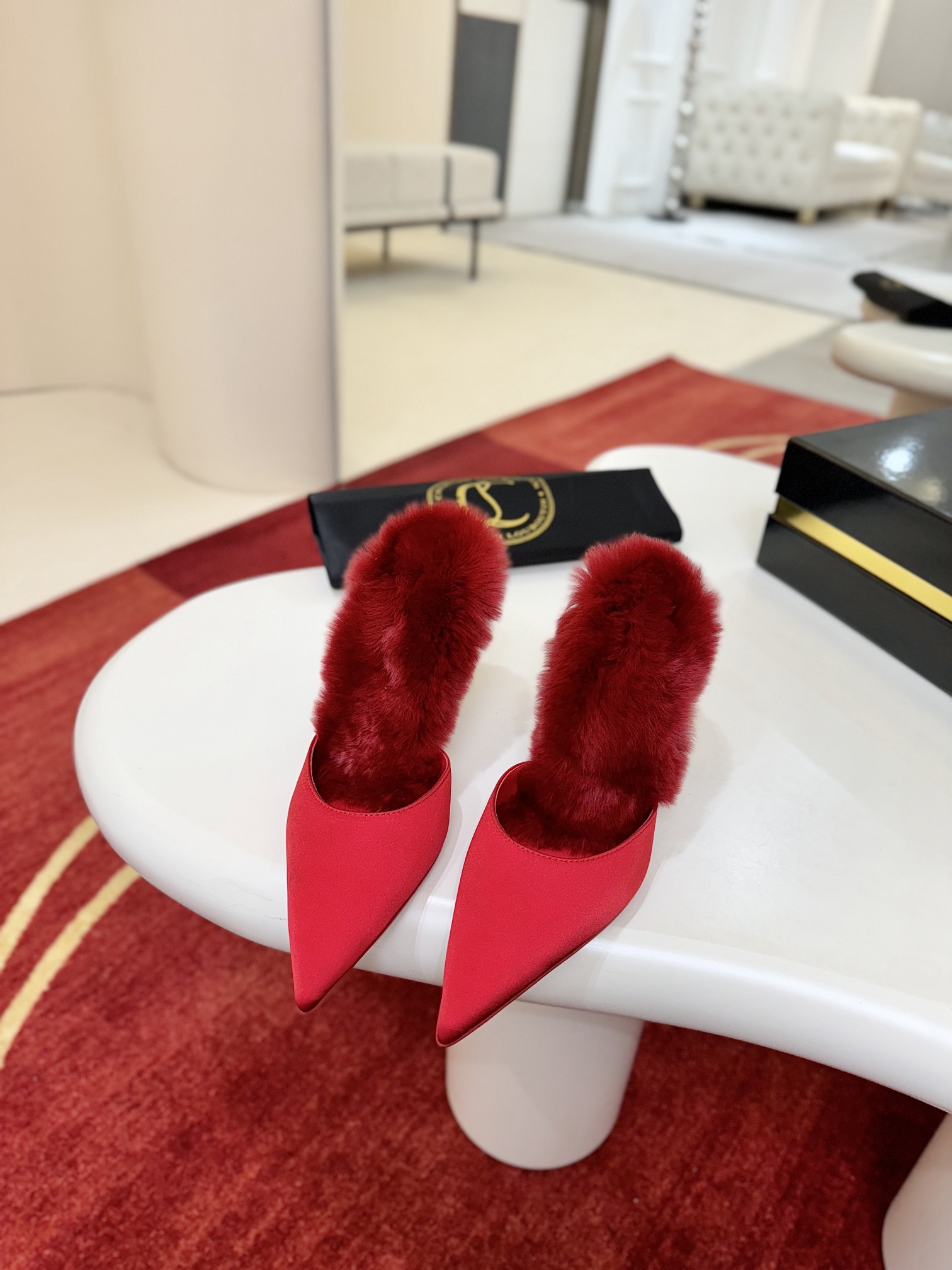 NO:670977,Crystal half drag w. Christian Louboutin red-soled kangaroo fur mule pointed-toe crystal high-heeled shoes, exquisite crystal heels, relaxed-feeling fur drags, high-end satin, and eternal red soles. A super atmospheric item!  Rich girl style!  size35-42 (40.41.42. Customized, non-refundable and non-exchangeable) Heel height 8.5cm Color black red, other, christian louboutin, christian louboutin, high heels19860909水晶半拖w.  Christian Louboutin 红底鞋袋鼠毛毛穆勒尖头水晶高跟鞋,精致水晶跟、松弛感毛拖、高级感缎面、永恒红底. 超绝氛围感单品！富家千金风！ size35-42（40.41.42.定做不退不换） 跟高8.5cm 颜色黑 红,其他,christian louboutin,christian louboutin,high heels,韩剧