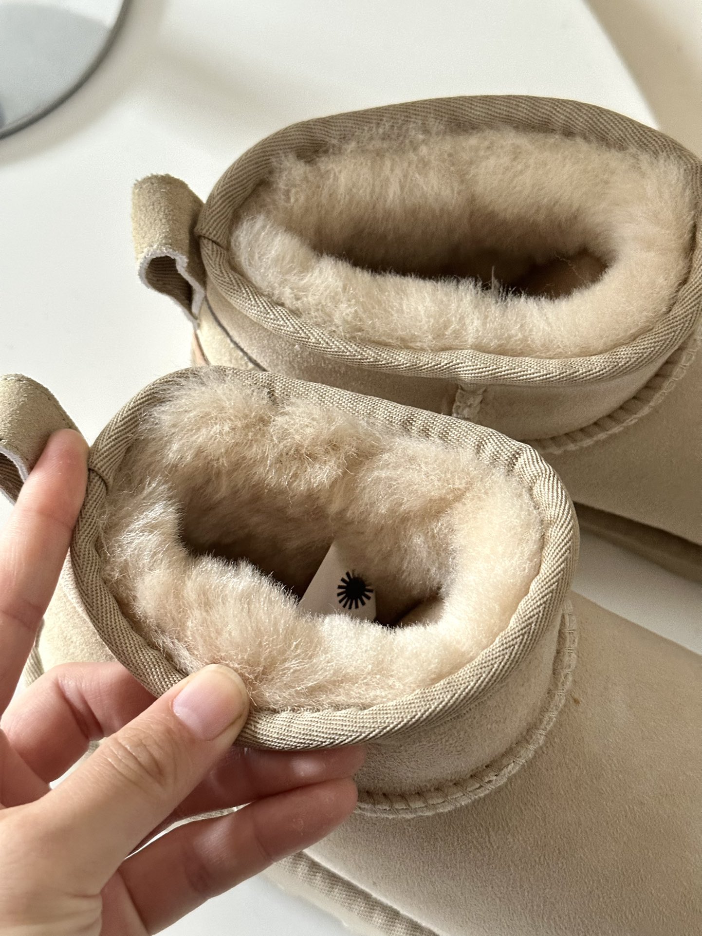🆕🔜ugg迷你【周冬雨同款】 
✅低筒显脚裸细简约鞋型难看又好穿 没有雪地靴一贯的臃肿！
✅鞋底轻便防滑