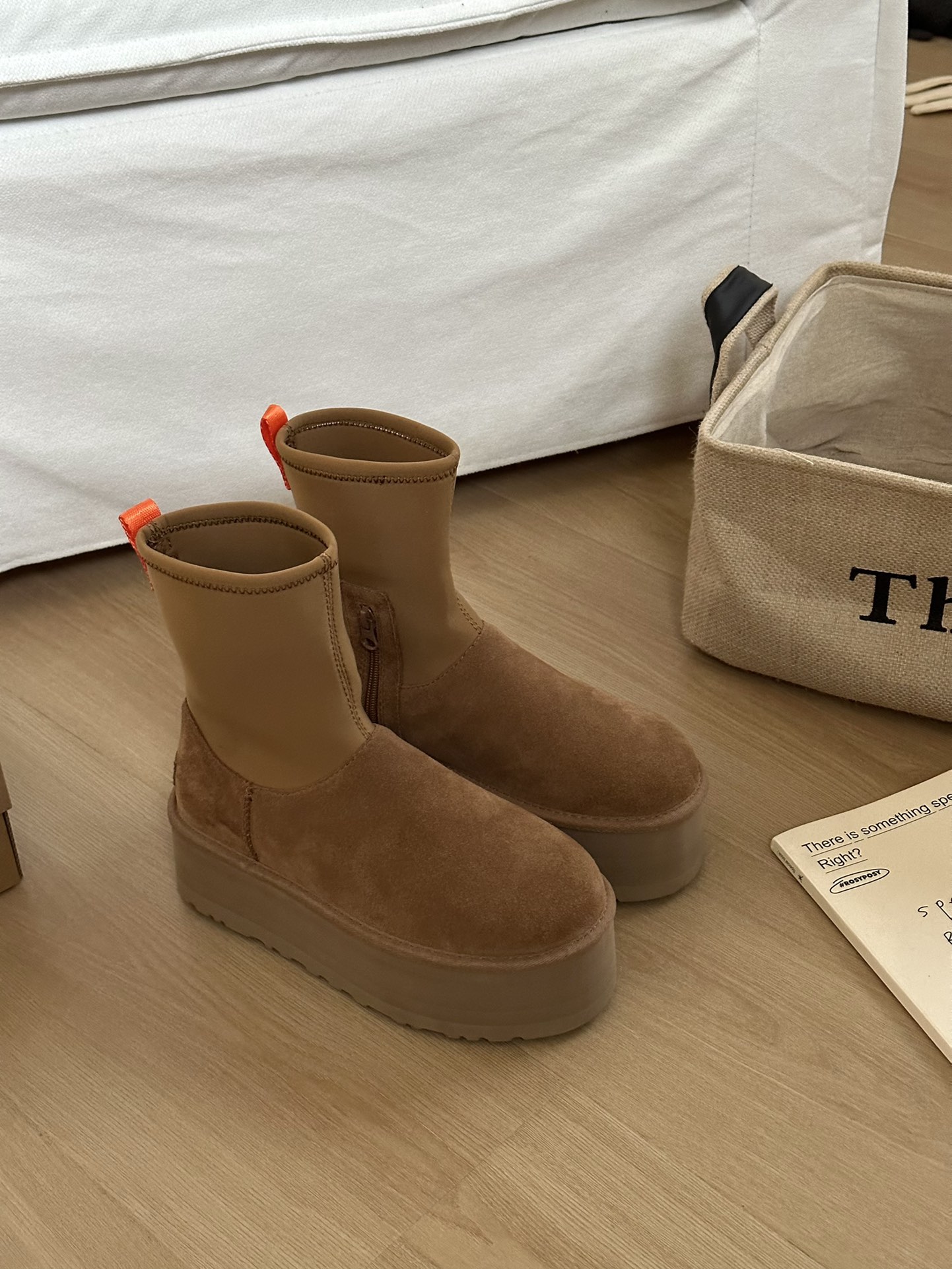 #ugg迪普靴～
▪️鞋面牛皮革+羊毛内里
▪️专柜1.5厚度弹力布，拉链设计方便穿脱
▪️5cmEVA
