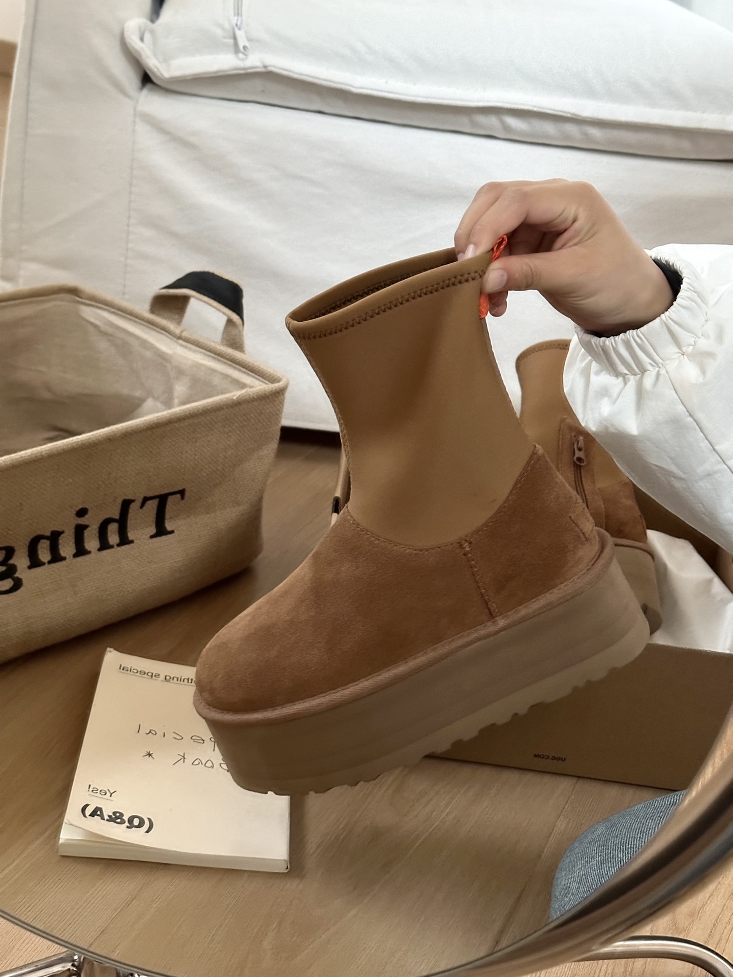 #ugg迪普靴～
▪️鞋面牛皮革+羊毛内里
▪️专柜1.5厚度弹力布，拉链设计方便穿脱
▪️5cmEVA
