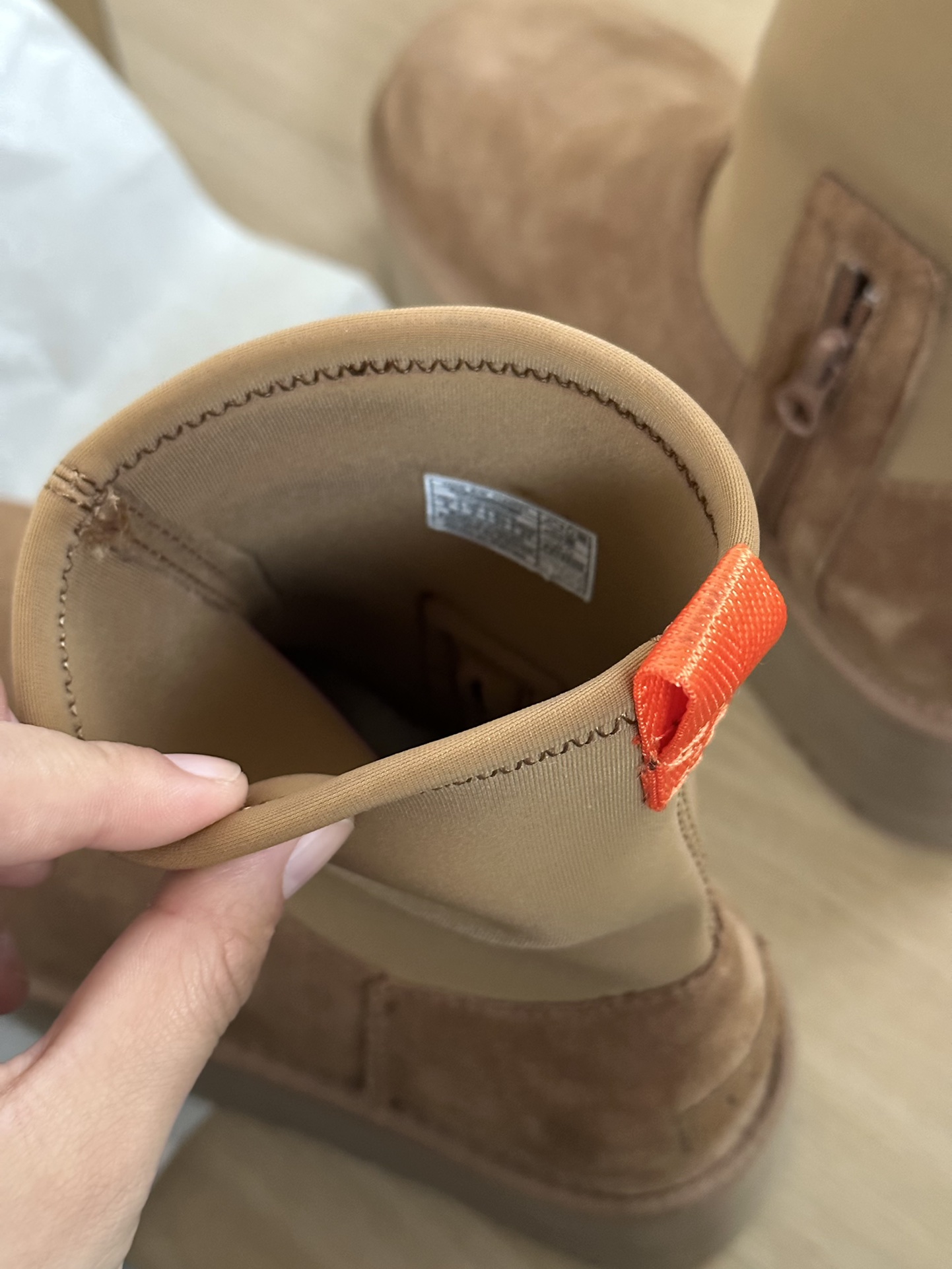 #ugg迪普靴～
▪️鞋面牛皮革+羊毛内里
▪️专柜1.5厚度弹力布，拉链设计方便穿脱
▪️5cmEVA