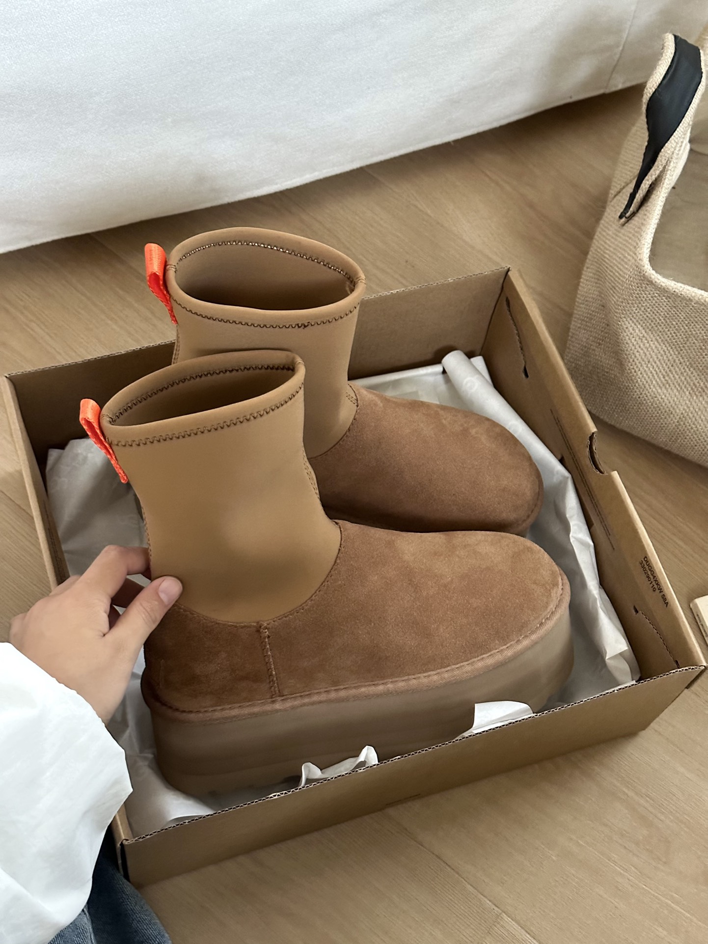 #ugg迪普靴～
▪️鞋面牛皮革+羊毛内里
▪️专柜1.5厚度弹力布，拉链设计方便穿脱
▪️5cmEVA