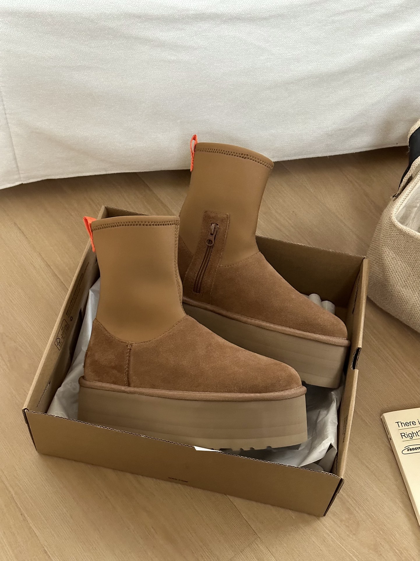 #ugg迪普靴～
▪️鞋面牛皮革+羊毛内里
▪️专柜1.5厚度弹力布，拉链设计方便穿脱
▪️5cmEVA