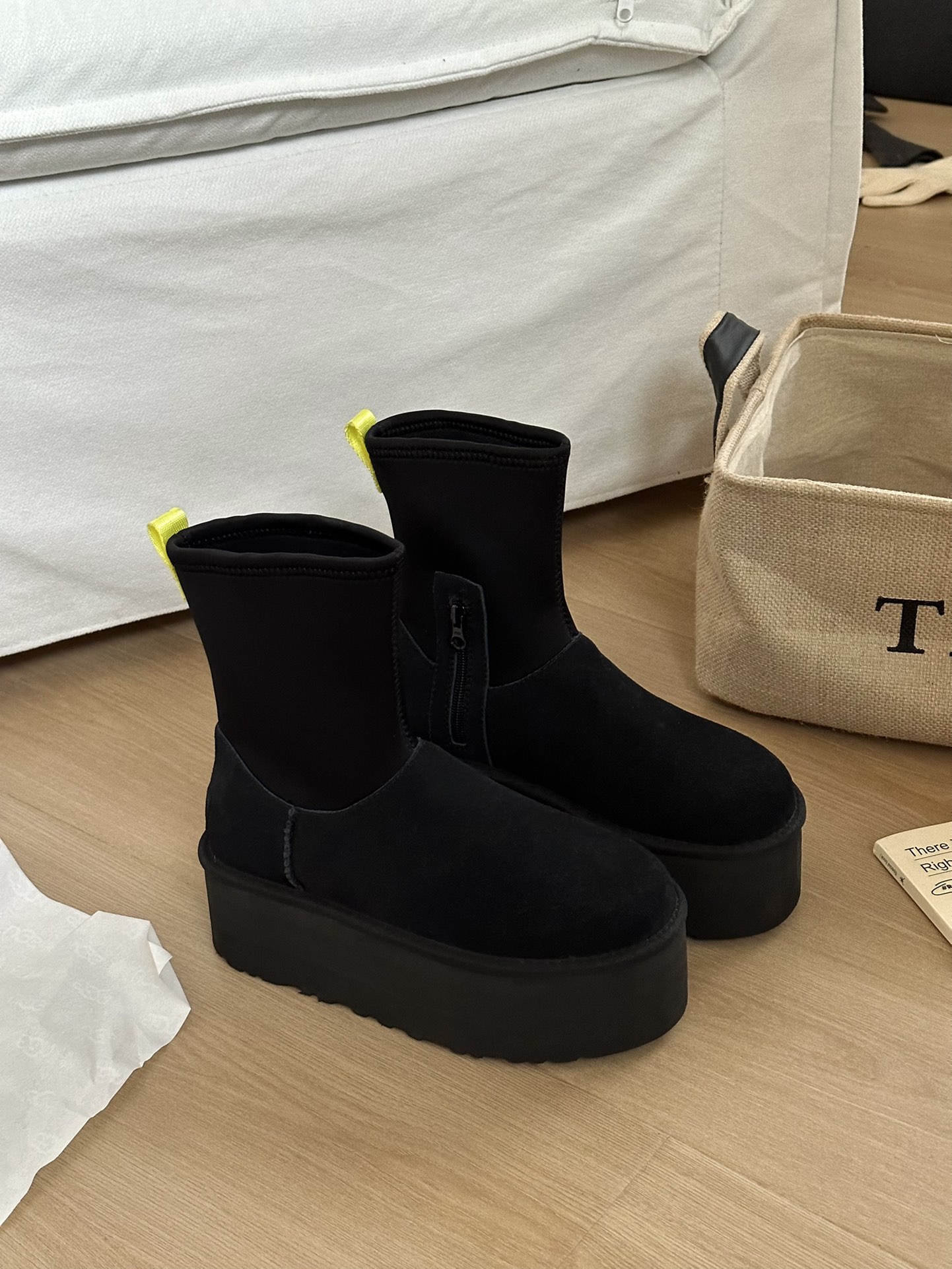 #ugg迪普靴～
▪️鞋面牛皮革+羊毛内里
▪️专柜1.5厚度弹力布，拉链设计方便穿脱
▪️5cmEVA