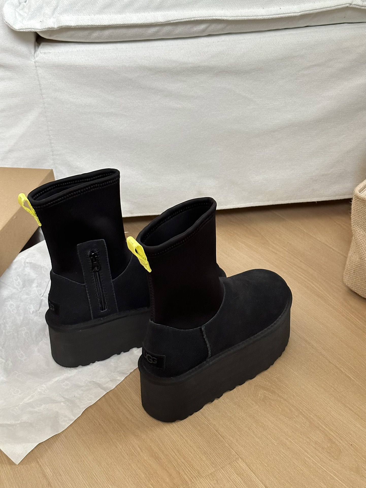 #ugg迪普靴～
▪️鞋面牛皮革+羊毛内里
▪️专柜1.5厚度弹力布，拉链设计方便穿脱
▪️5cmEVA
