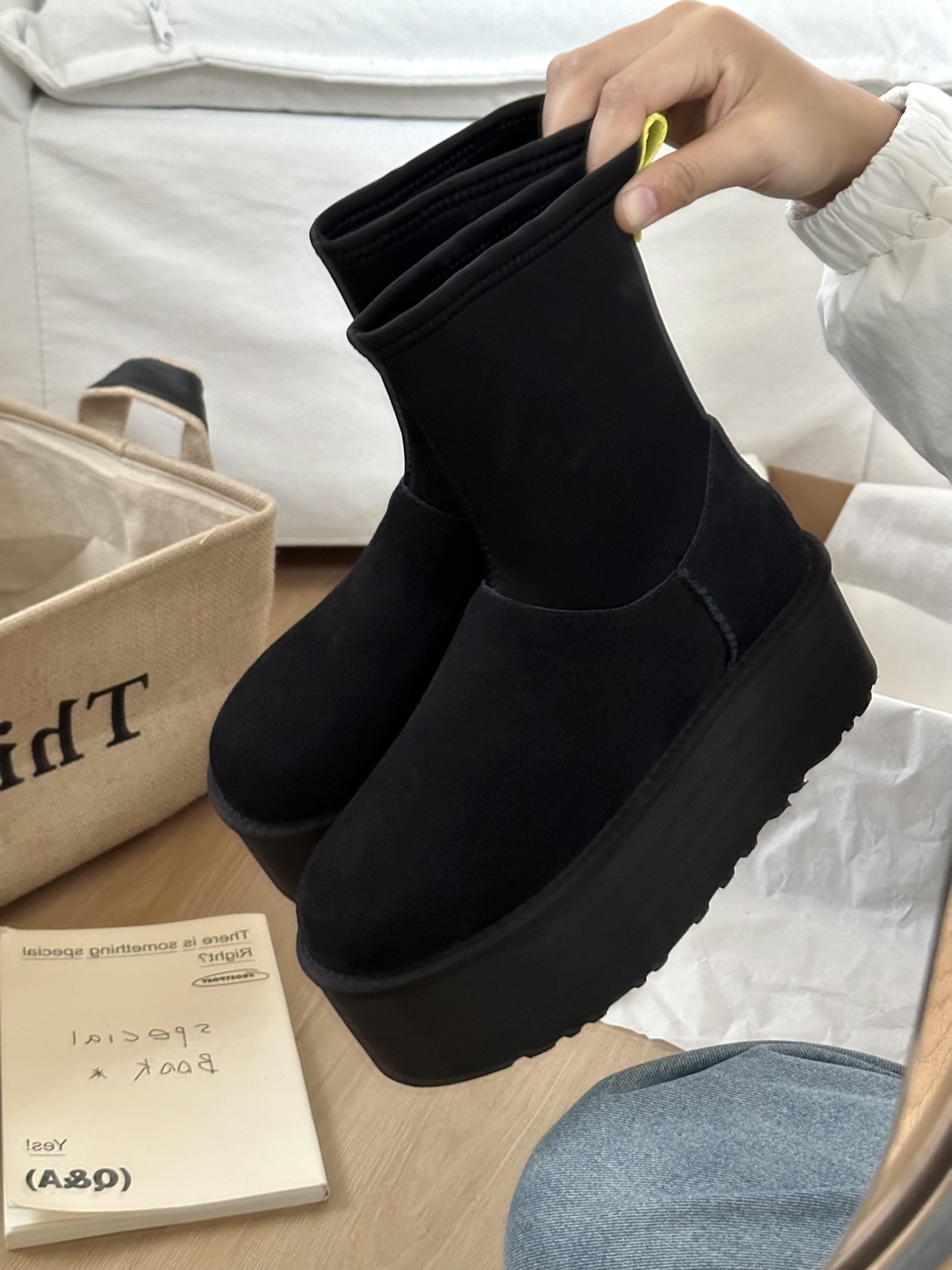 #ugg迪普靴～
▪️鞋面牛皮革+羊毛内里
▪️专柜1.5厚度弹力布，拉链设计方便穿脱
▪️5cmEVA