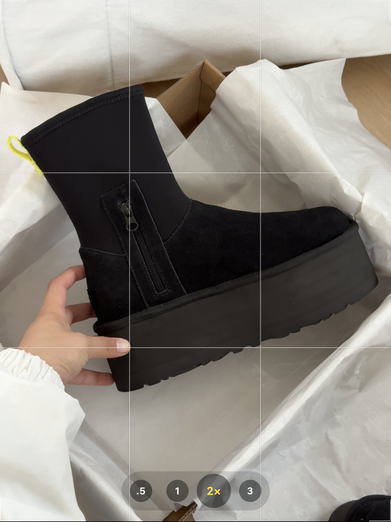 #ugg迪普靴～
▪️鞋面牛皮革+羊毛内里
▪️专柜1.5厚度弹力布，拉链设计方便穿脱
▪️5cmEVA