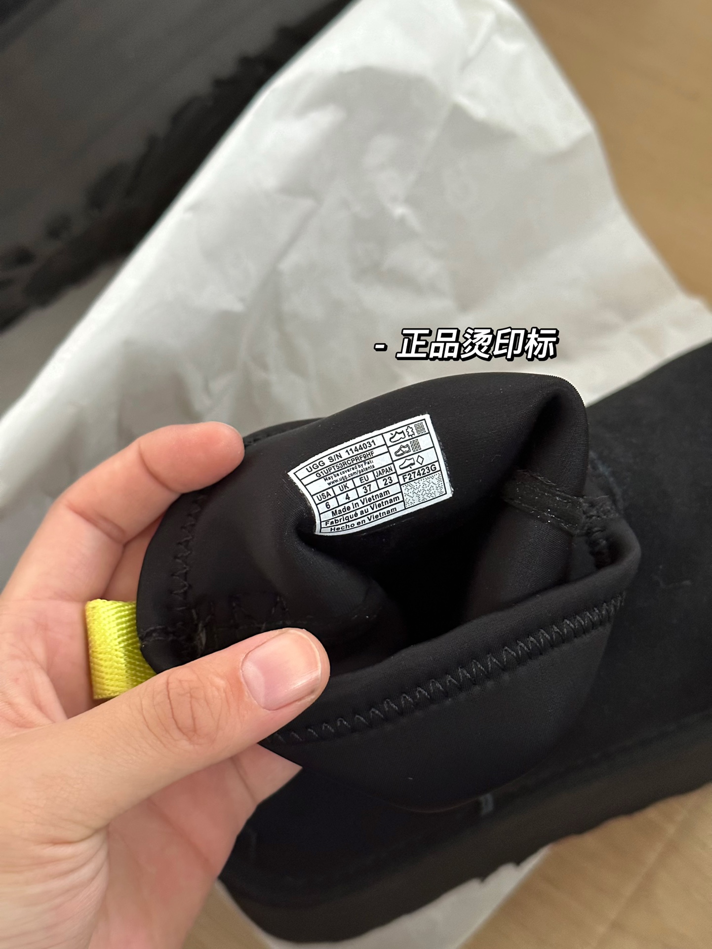 #ugg迪普靴～
▪️鞋面牛皮革+羊毛内里
▪️专柜1.5厚度弹力布，拉链设计方便穿脱
▪️5cmEVA