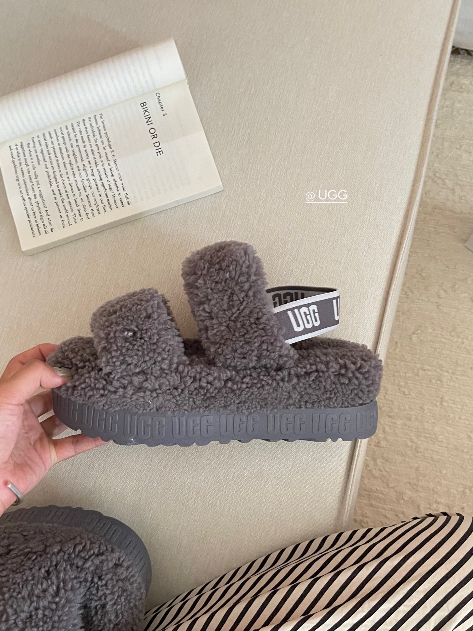 【ugg】秋冬周冬雨同款毛茸拖
 品名：欧芙拉菲塔，
隆丰泰迪毛松糕底拖 它是经典款oh yeah凉鞋的