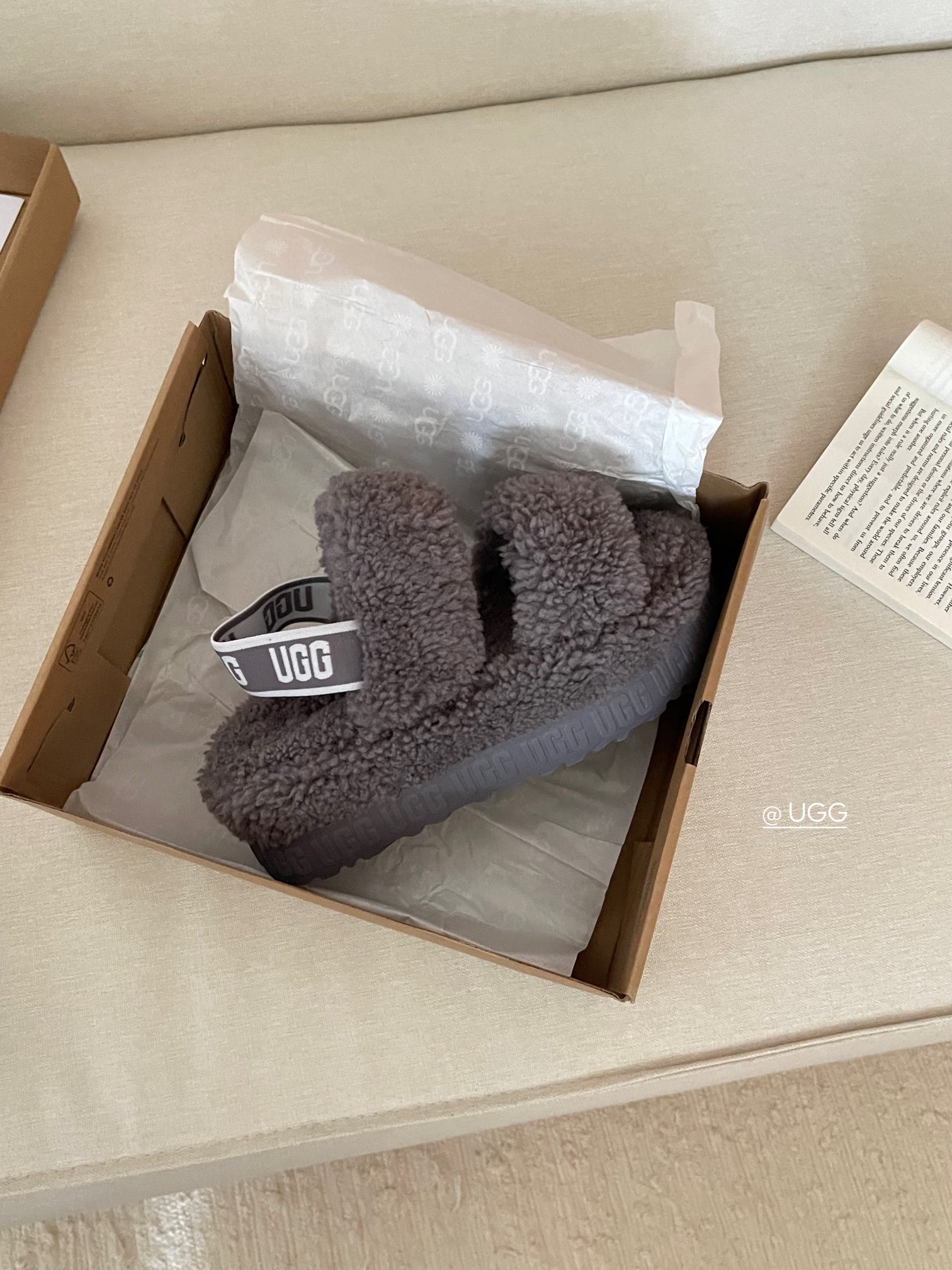 【ugg】秋冬周冬雨同款毛茸拖
 品名：欧芙拉菲塔，
隆丰泰迪毛松糕底拖 它是经典款oh yeah凉鞋的