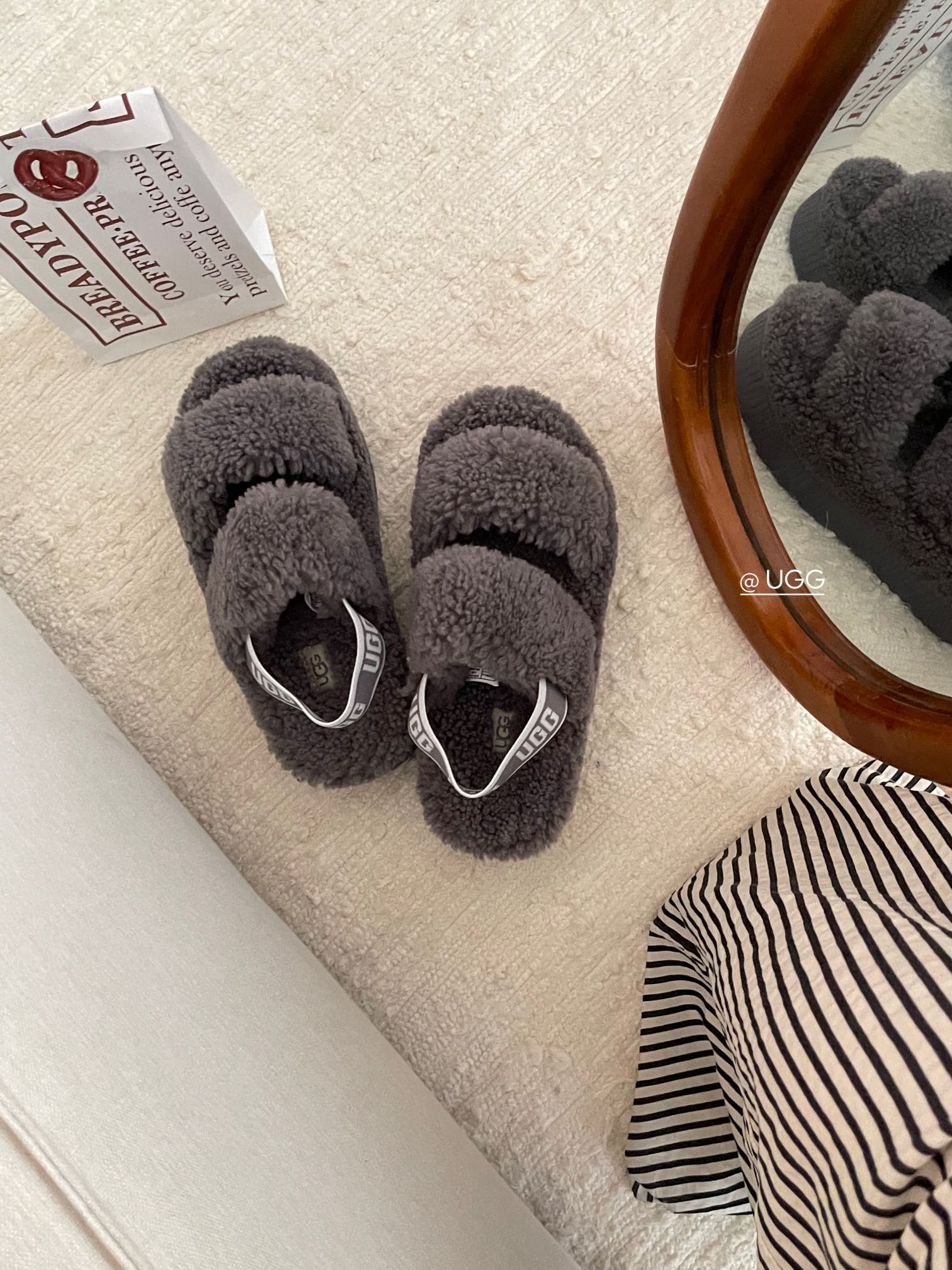 【ugg】秋冬周冬雨同款毛茸拖
 品名：欧芙拉菲塔，
隆丰泰迪毛松糕底拖 它是经典款oh yeah凉鞋的