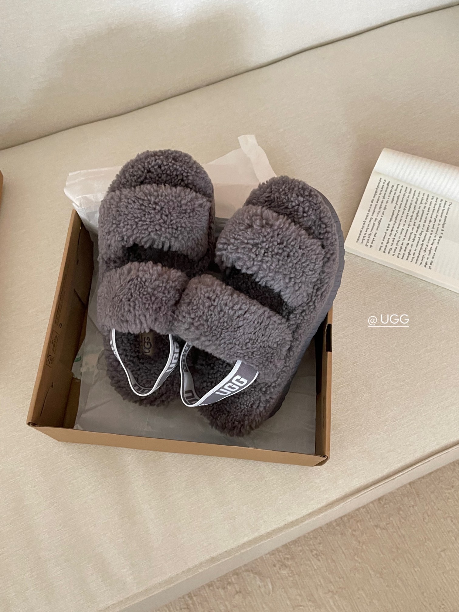 【ugg】秋冬周冬雨同款毛茸拖
 品名：欧芙拉菲塔，
隆丰泰迪毛松糕底拖 它是经典款oh yeah凉鞋的
