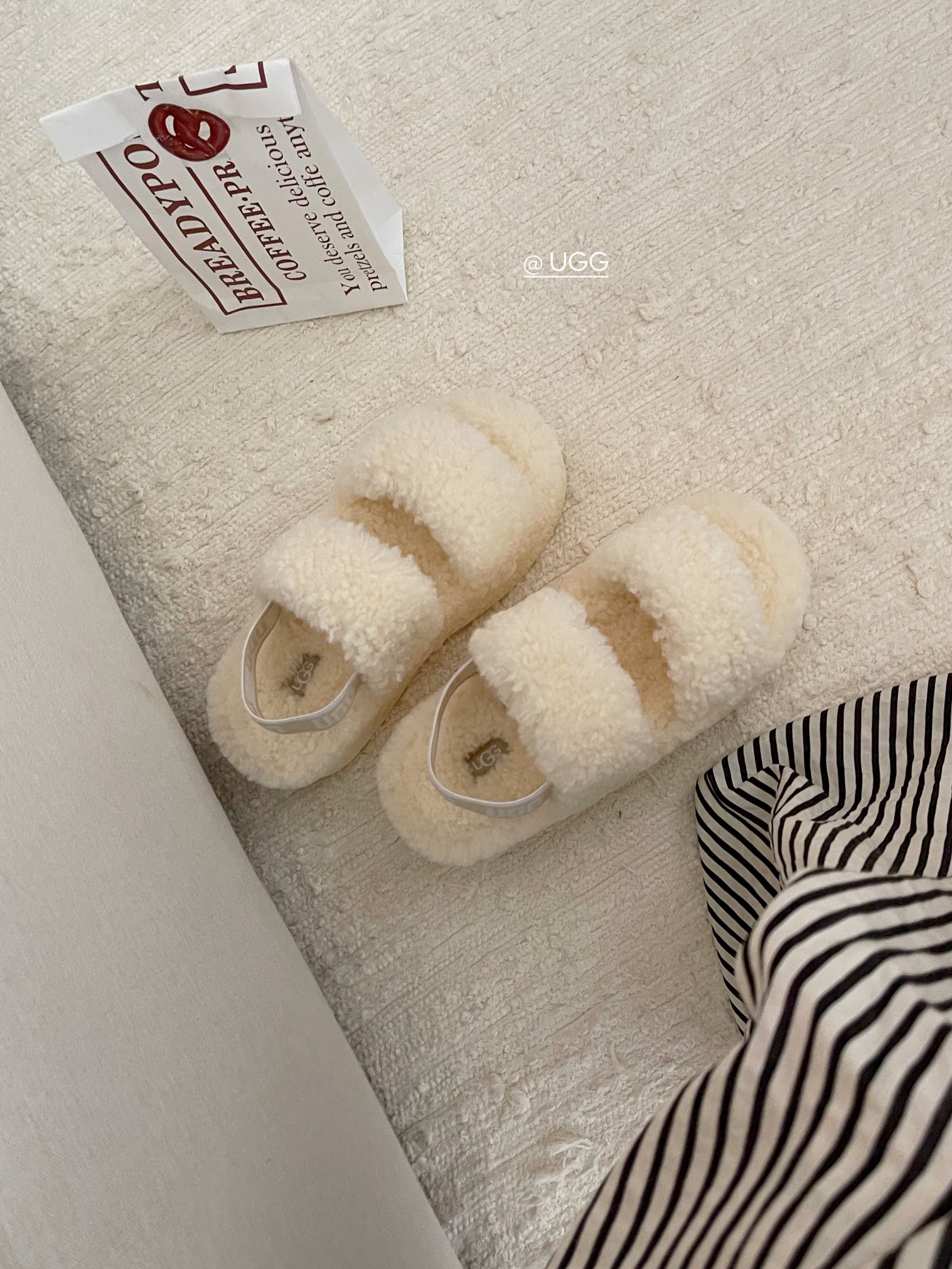 【ugg】秋冬周冬雨同款毛茸拖
 品名：欧芙拉菲塔，
隆丰泰迪毛松糕底拖 它是经典款oh yeah凉鞋的