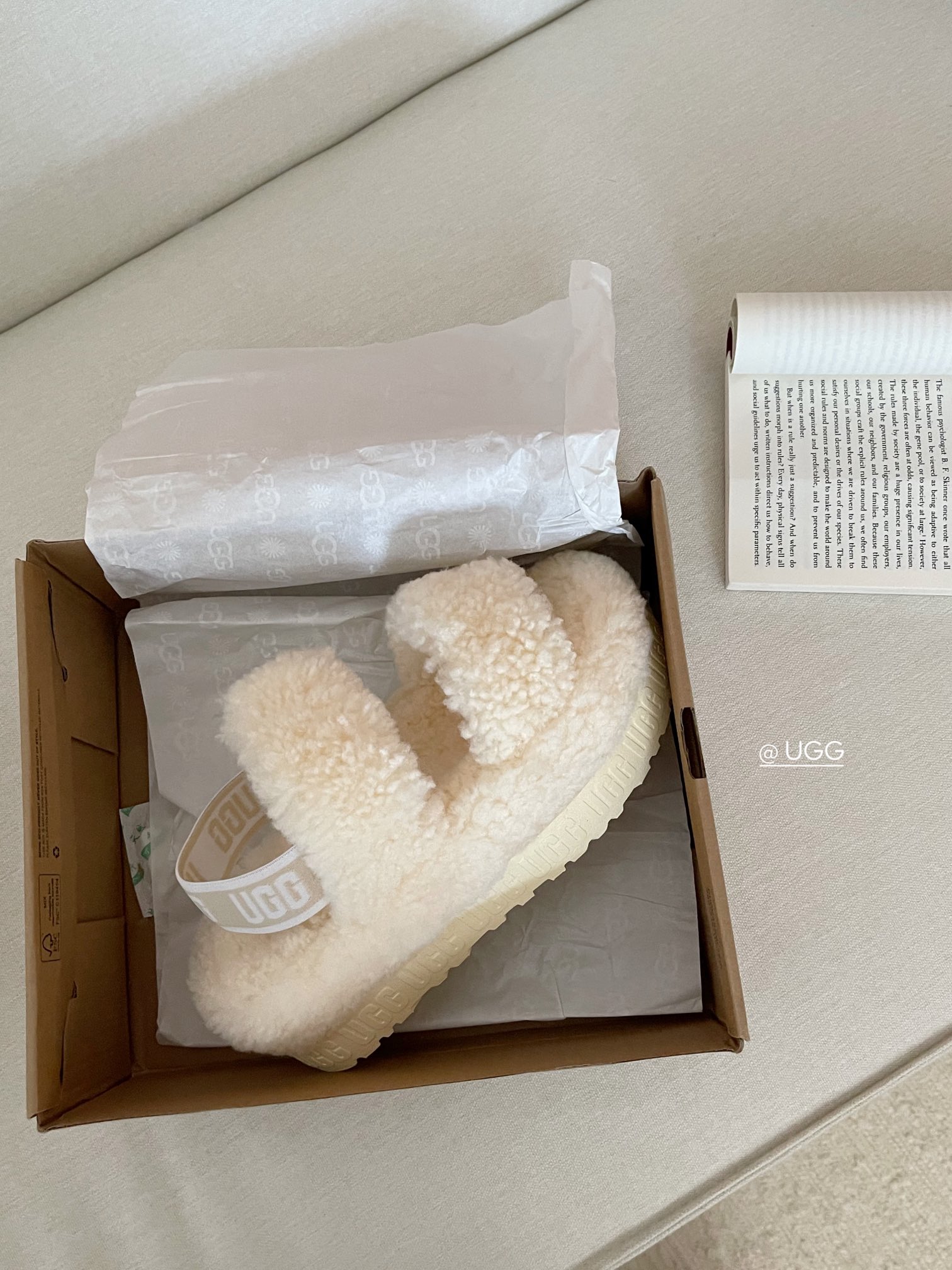 【ugg】秋冬周冬雨同款毛茸拖
 品名：欧芙拉菲塔，
隆丰泰迪毛松糕底拖 它是经典款oh yeah凉鞋的