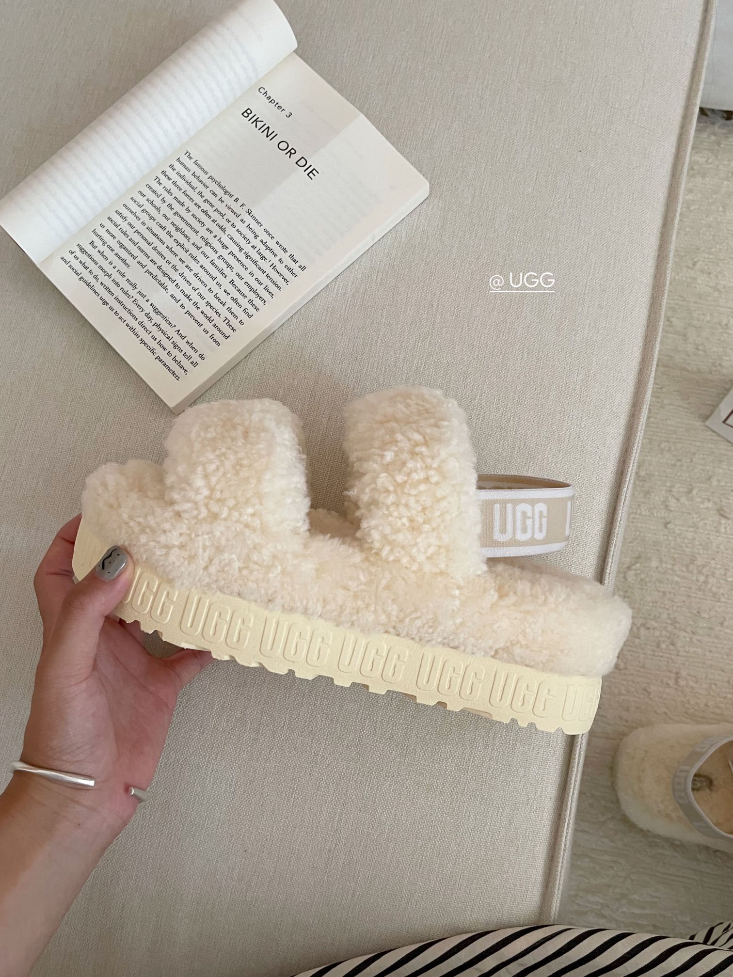 【ugg】秋冬周冬雨同款毛茸拖
 品名：欧芙拉菲塔，
隆丰泰迪毛松糕底拖 它是经典款oh yeah凉鞋的