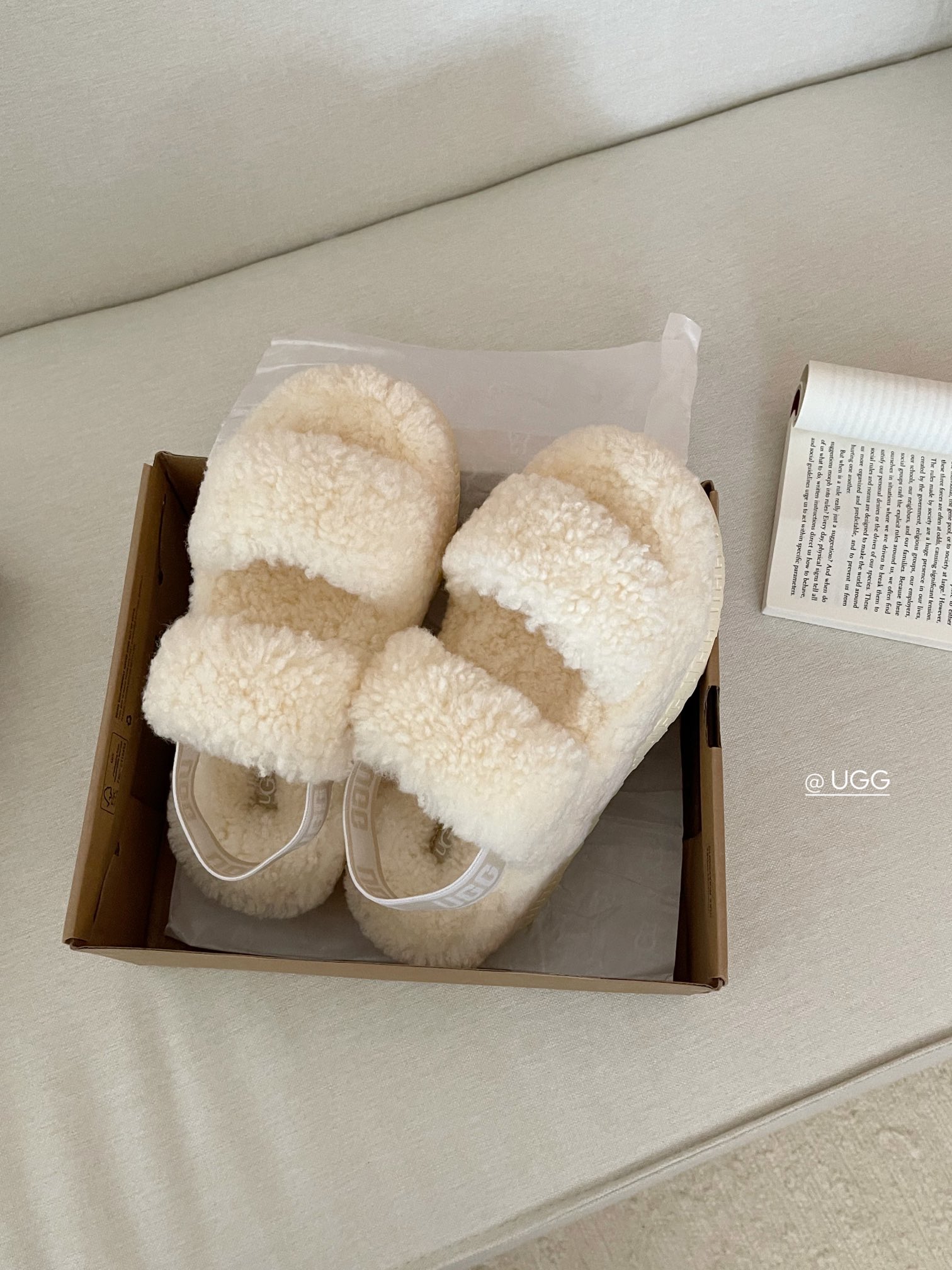 【ugg】秋冬周冬雨同款毛茸拖
 品名：欧芙拉菲塔，
隆丰泰迪毛松糕底拖 它是经典款oh yeah凉鞋的