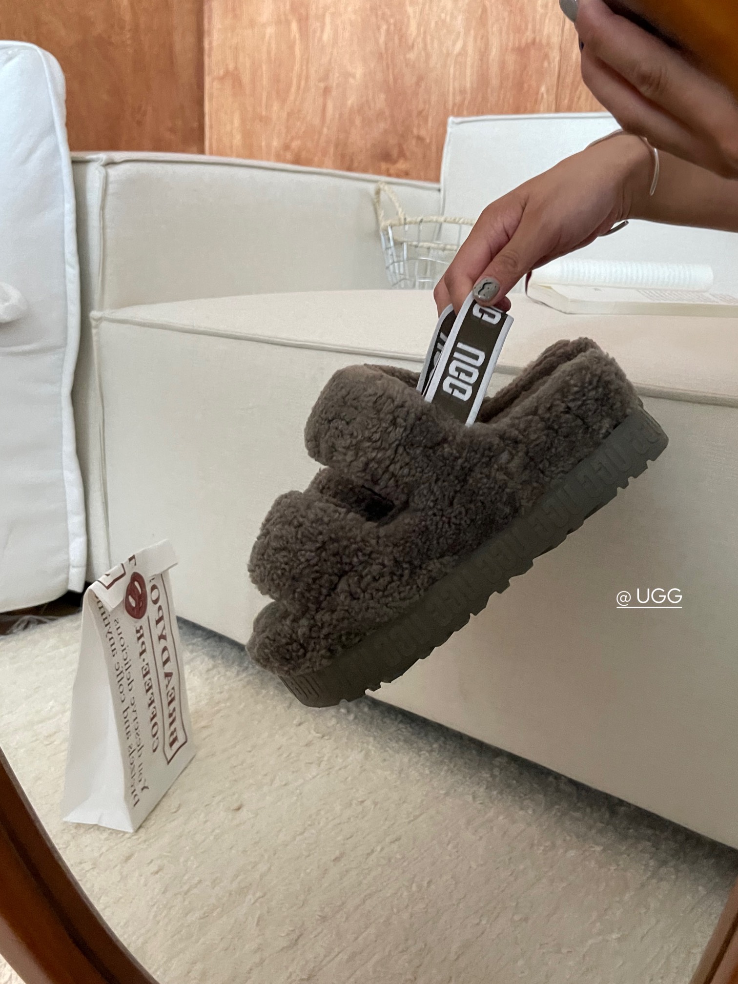 【ugg】秋冬周冬雨同款毛茸拖
 品名：欧芙拉菲塔，
隆丰泰迪毛松糕底拖 它是经典款oh yeah凉鞋的