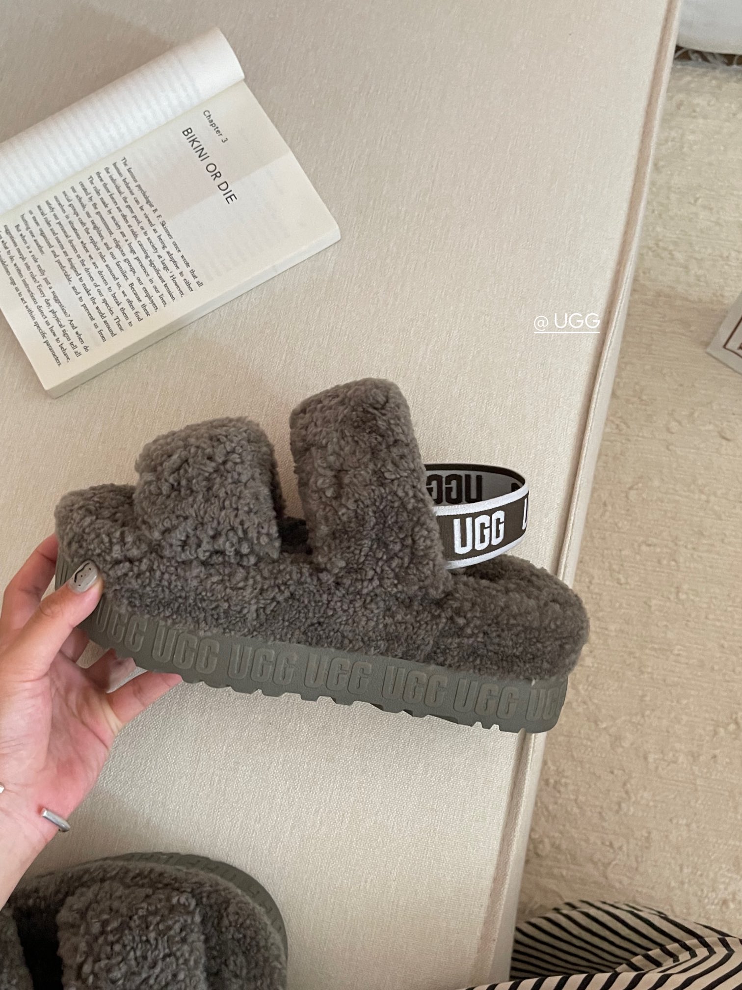 【ugg】秋冬周冬雨同款毛茸拖
 品名：欧芙拉菲塔，
隆丰泰迪毛松糕底拖 它是经典款oh yeah凉鞋的