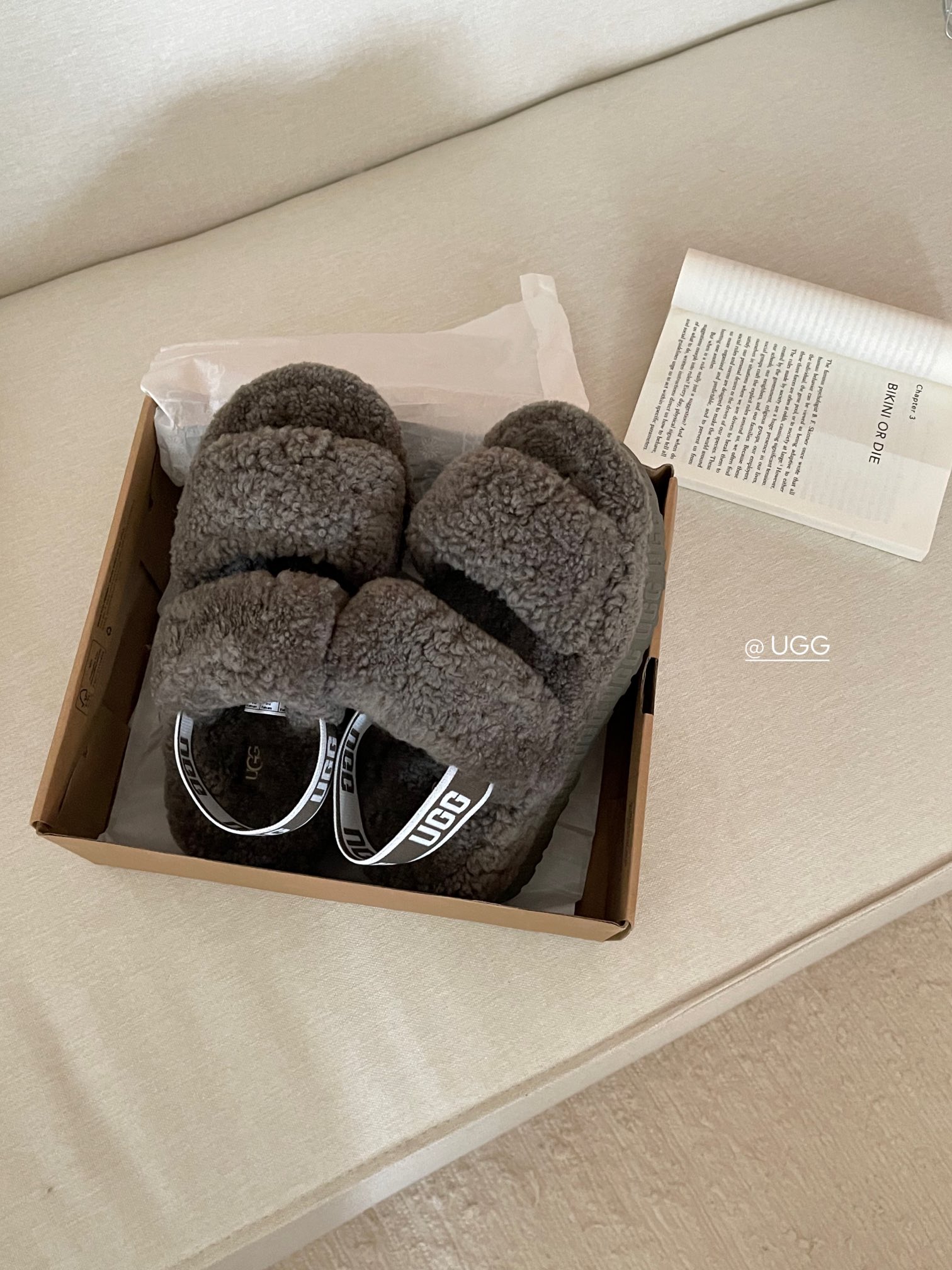 【ugg】秋冬周冬雨同款毛茸拖
 品名：欧芙拉菲塔，
隆丰泰迪毛松糕底拖 它是经典款oh yeah凉鞋的