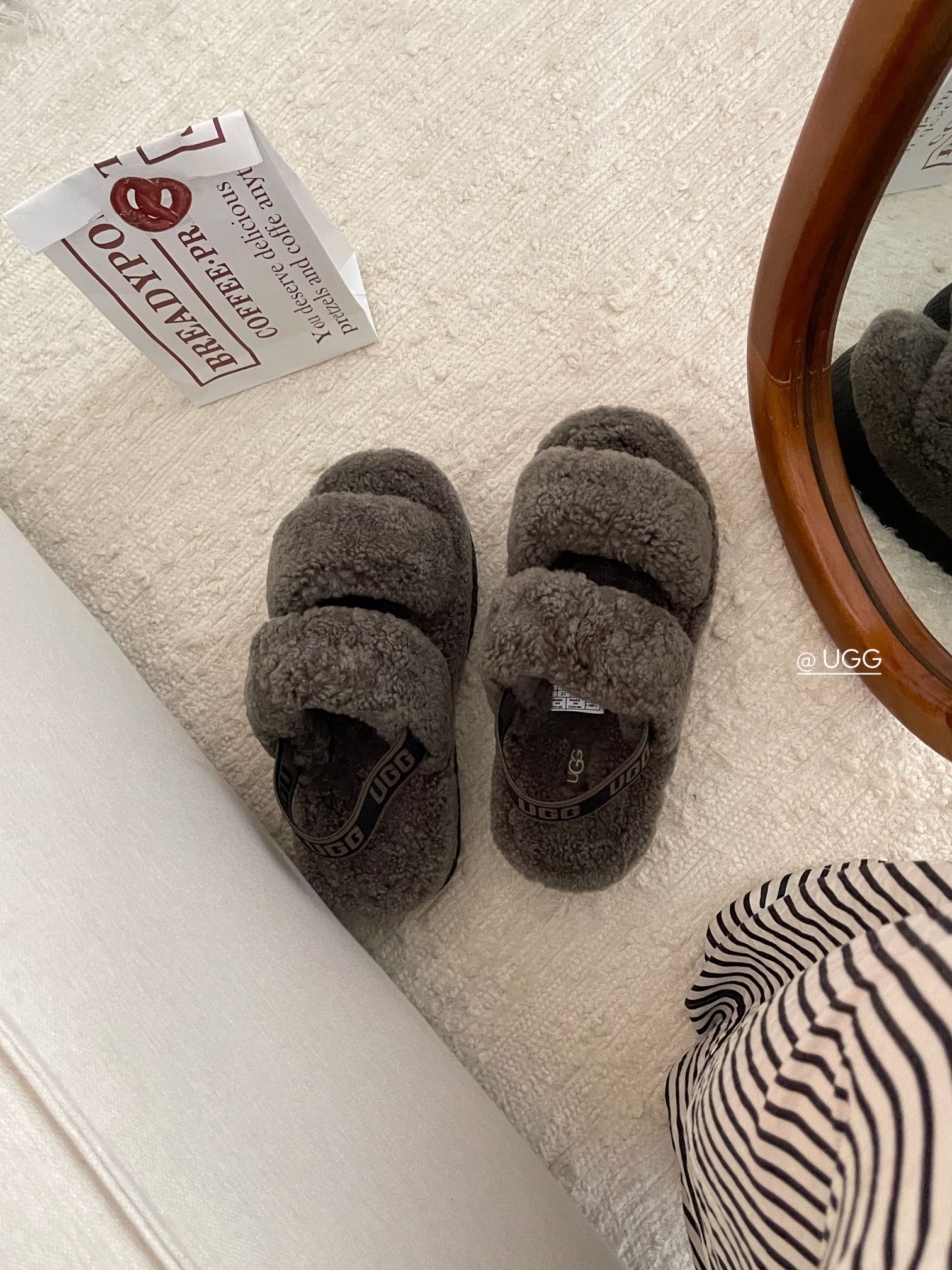 【ugg】秋冬周冬雨同款毛茸拖
 品名：欧芙拉菲塔，
隆丰泰迪毛松糕底拖 它是经典款oh yeah凉鞋的