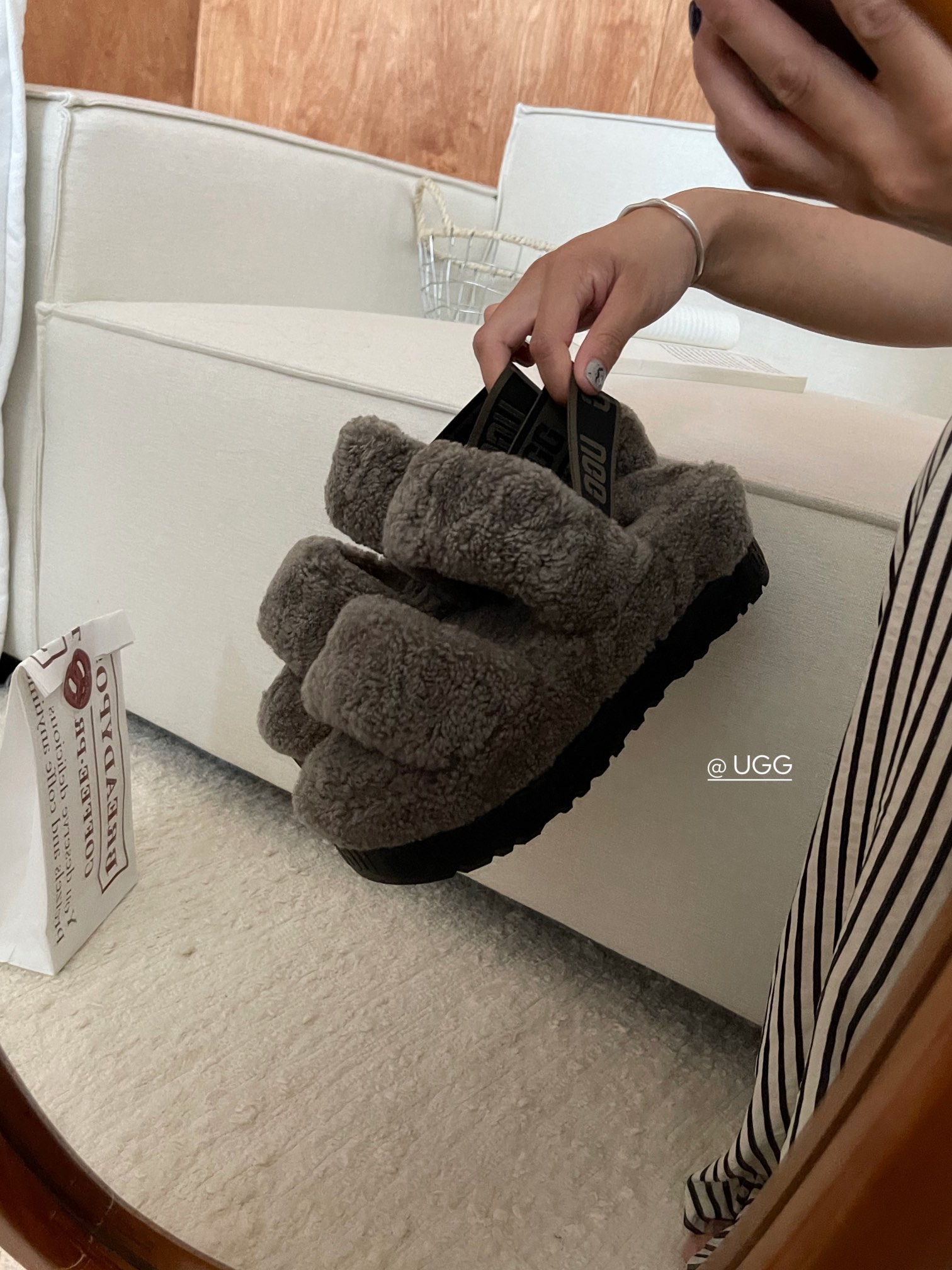 【ugg】秋冬周冬雨同款毛茸拖
 品名：欧芙拉菲塔，
隆丰泰迪毛松糕底拖 它是经典款oh yeah凉鞋的