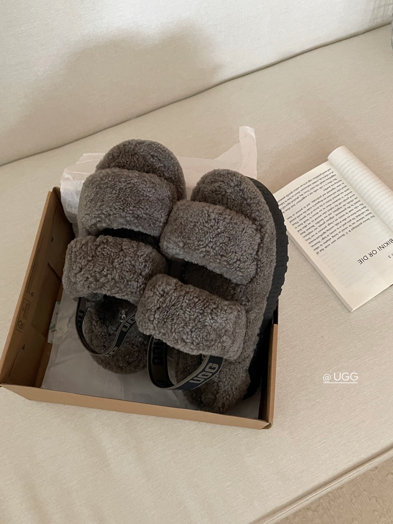 【ugg】秋冬周冬雨同款毛茸拖
 品名：欧芙拉菲塔，
隆丰泰迪毛松糕底拖 它是经典款oh yeah凉鞋的
