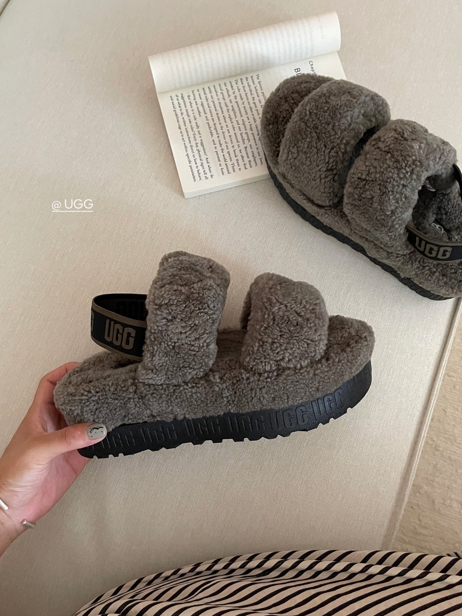 【ugg】秋冬周冬雨同款毛茸拖
 品名：欧芙拉菲塔，
隆丰泰迪毛松糕底拖 它是经典款oh yeah凉鞋的