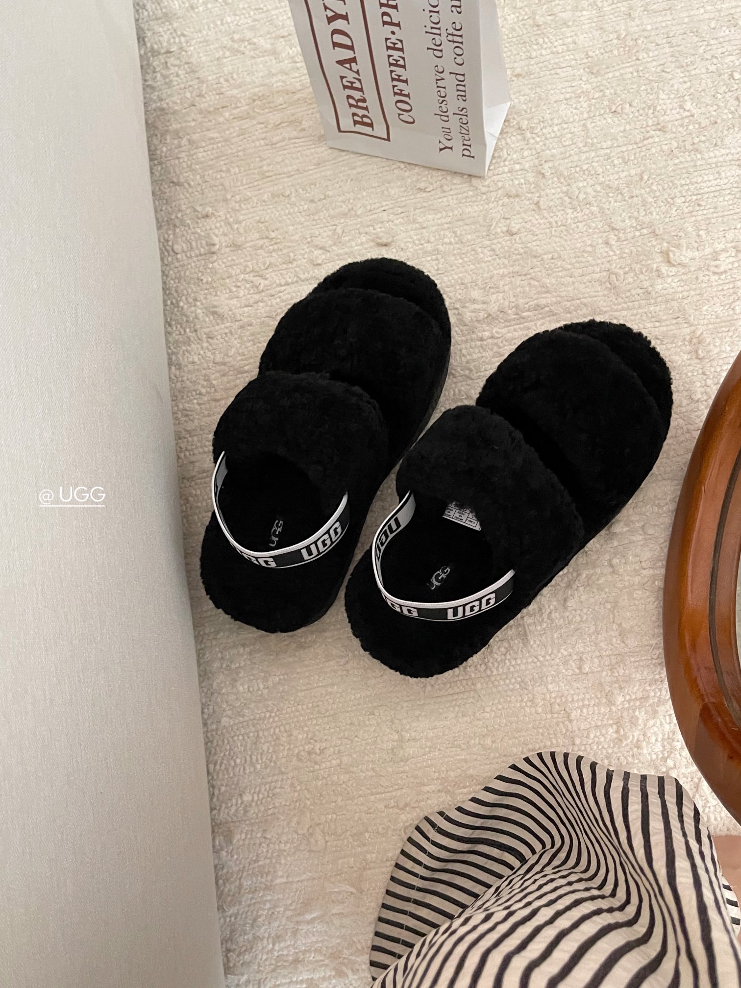 【ugg】秋冬周冬雨同款毛茸拖
 品名：欧芙拉菲塔，
隆丰泰迪毛松糕底拖 它是经典款oh yeah凉鞋的