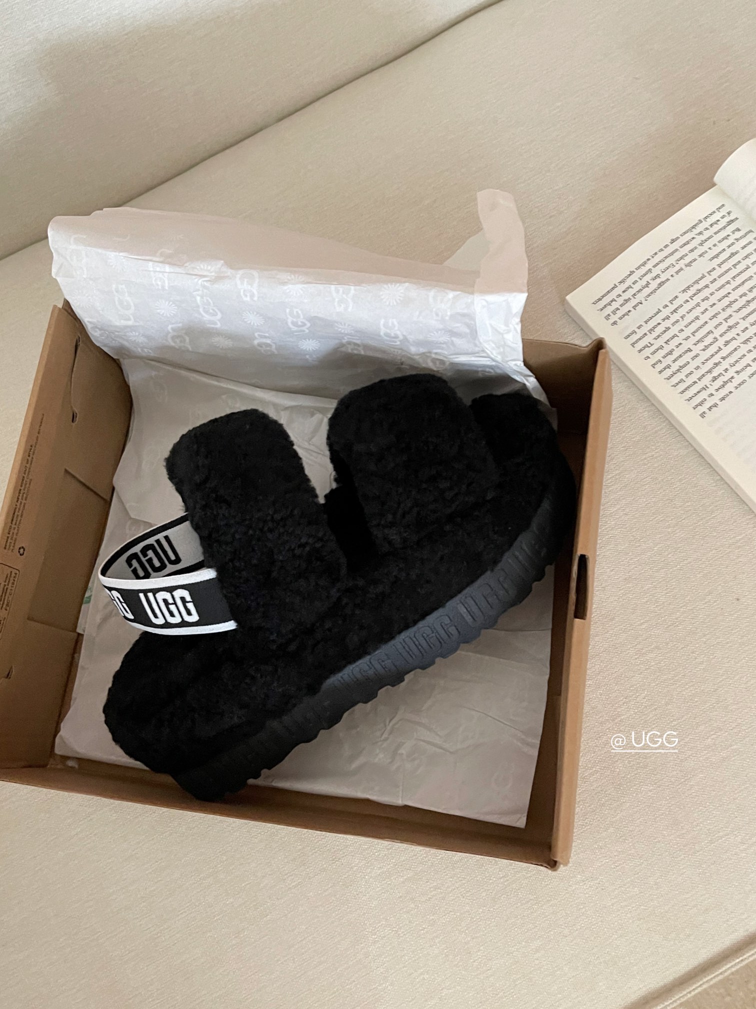 【ugg】秋冬周冬雨同款毛茸拖
 品名：欧芙拉菲塔，
隆丰泰迪毛松糕底拖 它是经典款oh yeah凉鞋的
