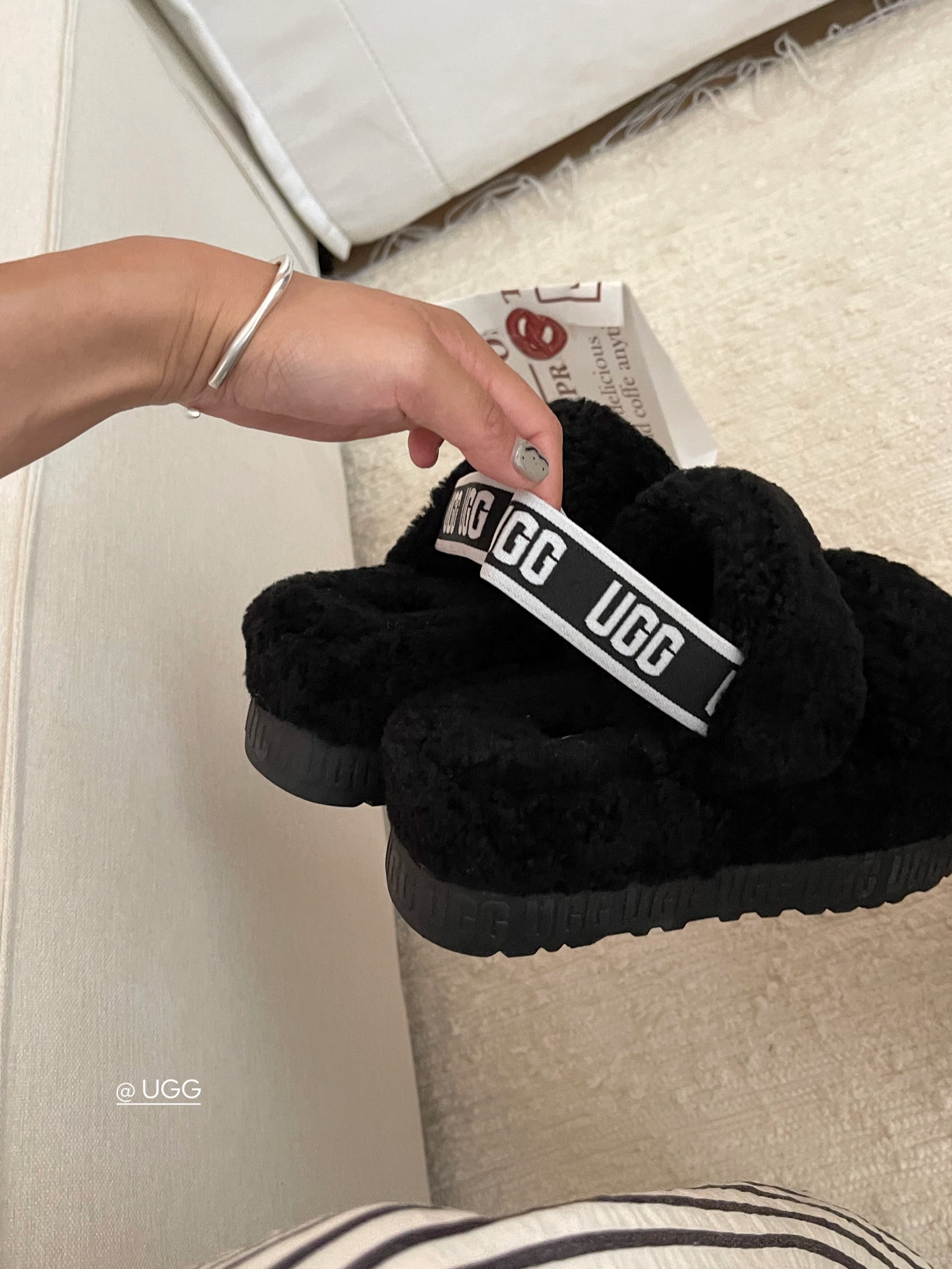 【ugg】秋冬周冬雨同款毛茸拖
 品名：欧芙拉菲塔，
隆丰泰迪毛松糕底拖 它是经典款oh yeah凉鞋的