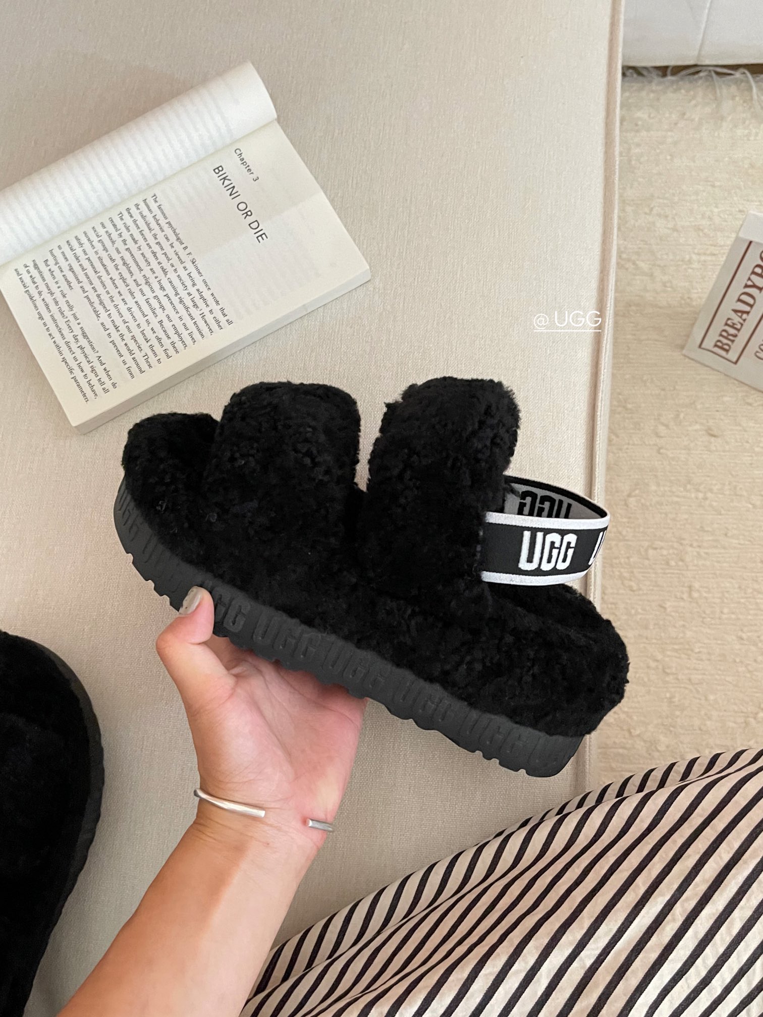 【ugg】秋冬周冬雨同款毛茸拖
 品名：欧芙拉菲塔，
隆丰泰迪毛松糕底拖 它是经典款oh yeah凉鞋的