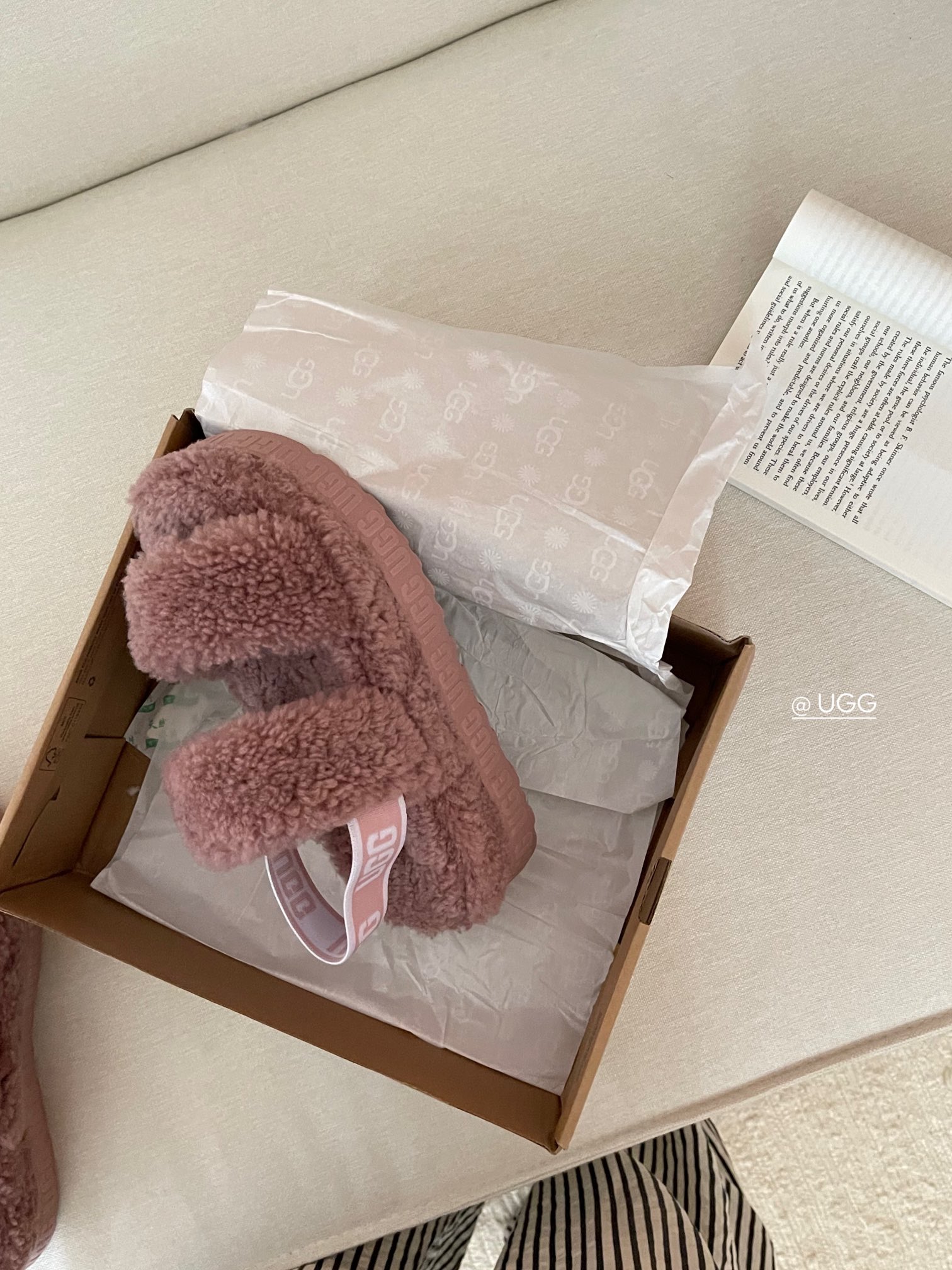 【ugg】秋冬周冬雨同款毛茸拖
 品名：欧芙拉菲塔，
隆丰泰迪毛松糕底拖 它是经典款oh yeah凉鞋的