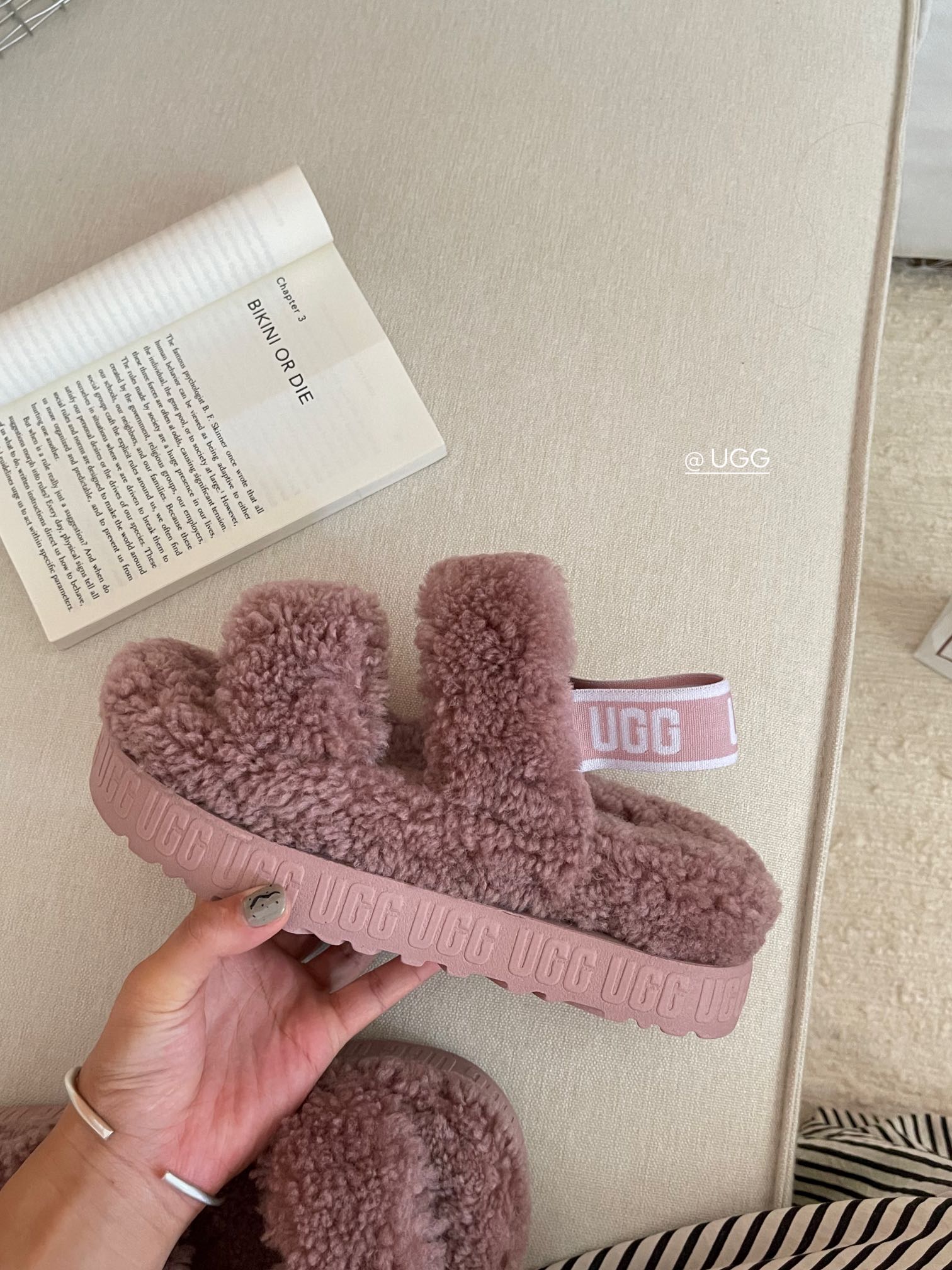 【ugg】秋冬周冬雨同款毛茸拖
 品名：欧芙拉菲塔，
隆丰泰迪毛松糕底拖 它是经典款oh yeah凉鞋的
